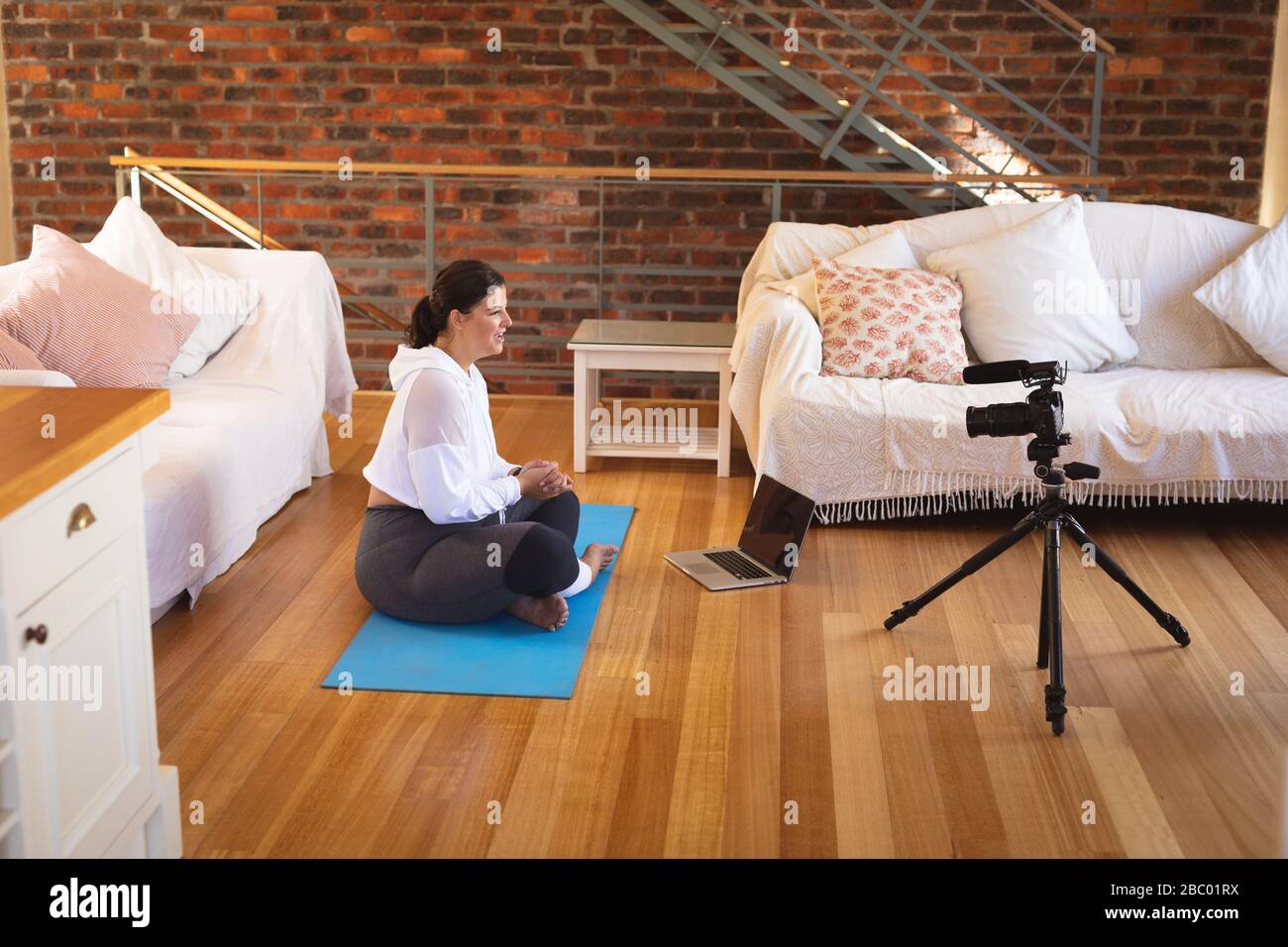 Più dimensione femminile vlogger auto isolamento a casa Foto Stock