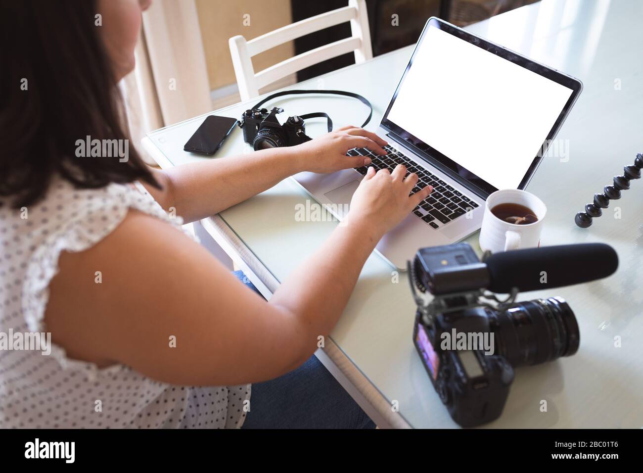 Più dimensione femminile vlogger auto isolamento a casa Foto Stock