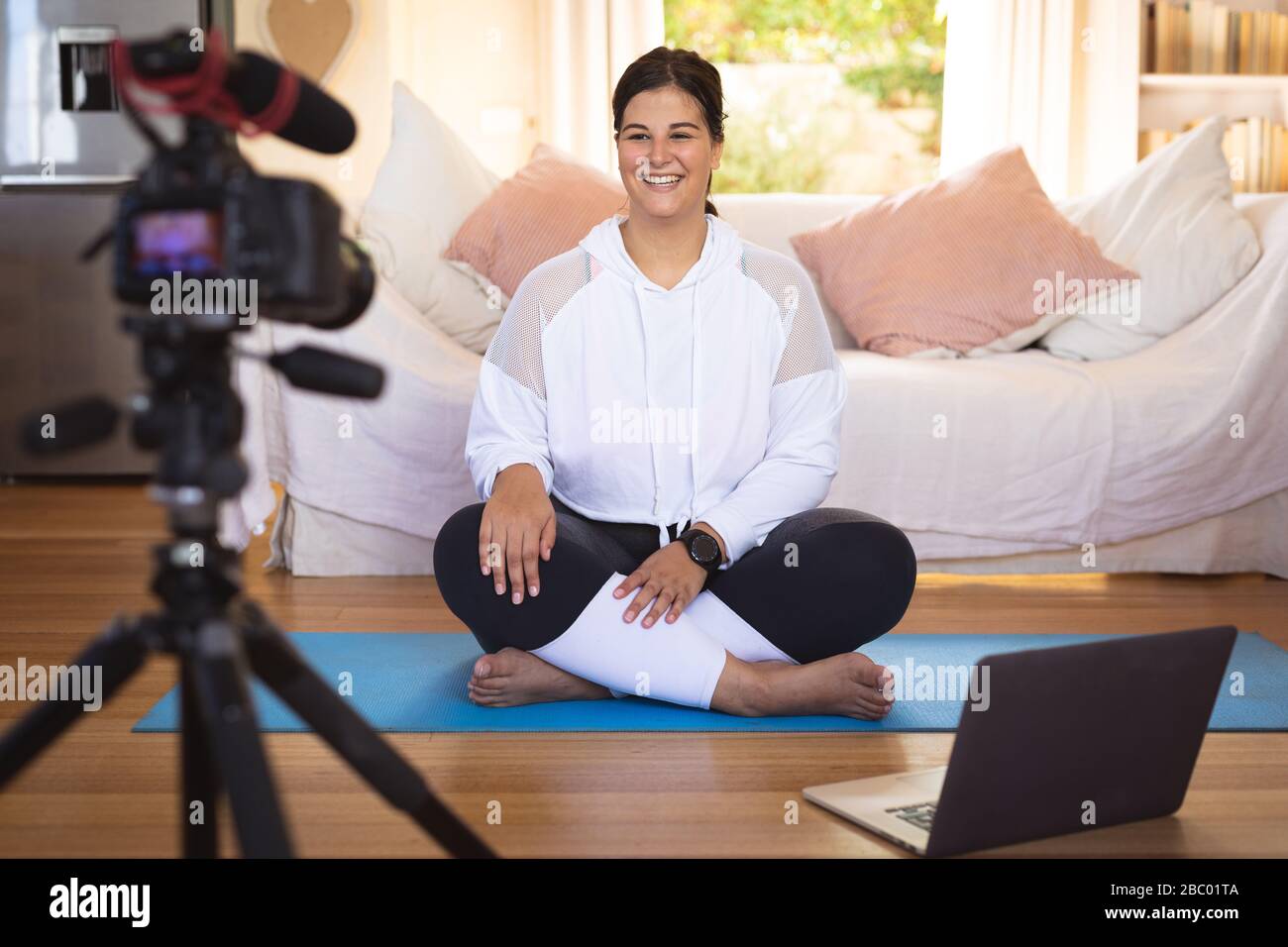 Più dimensione femminile vlogger auto isolamento a casa Foto Stock