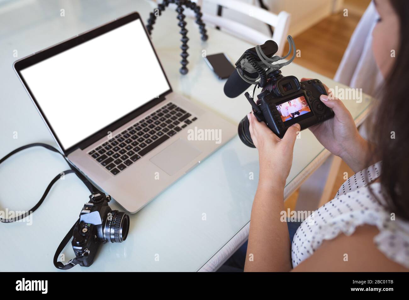 Più dimensione femminile vlogger auto isolamento a casa Foto Stock