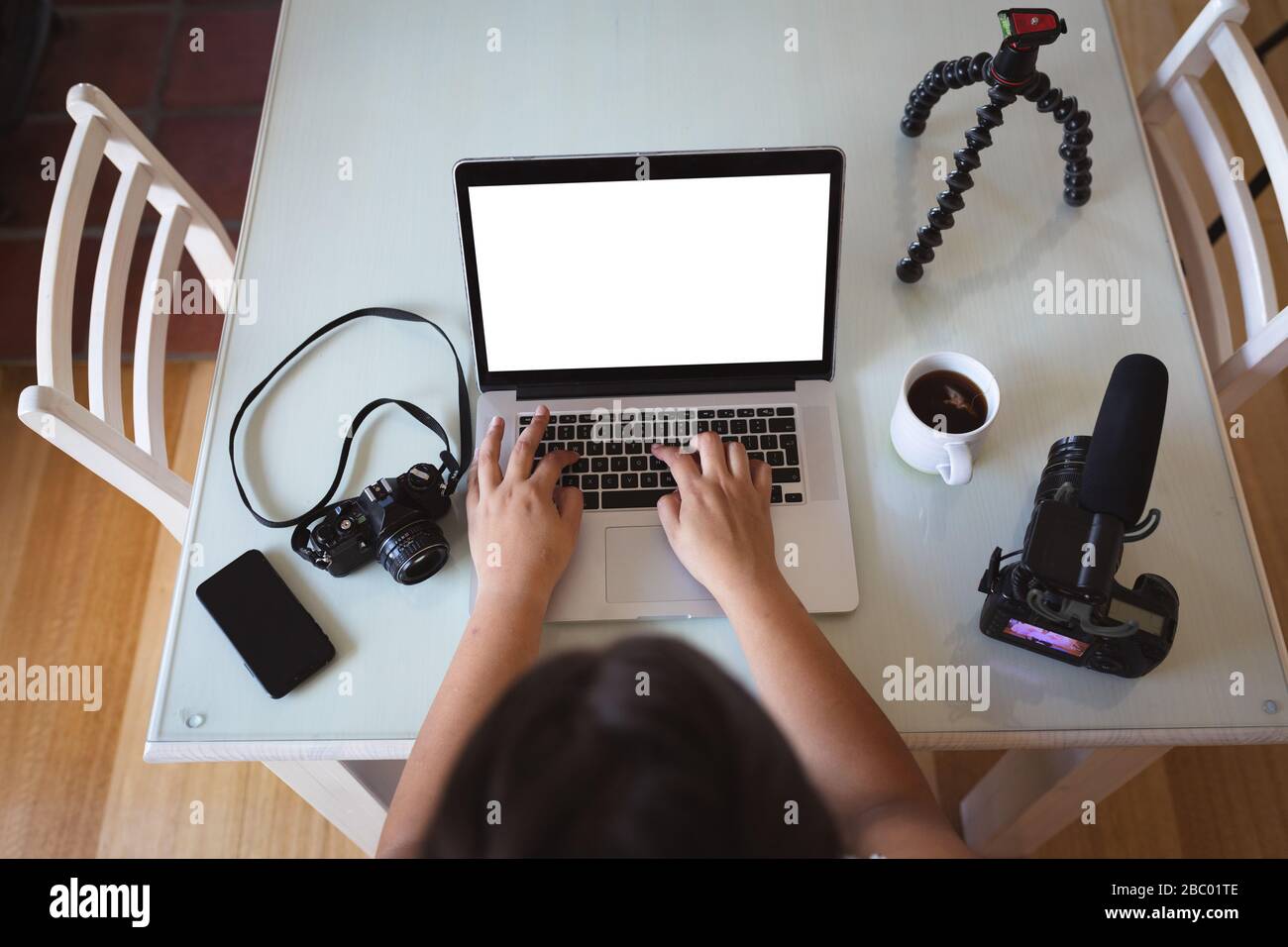 Più dimensione femminile vlogger auto isolamento a casa Foto Stock