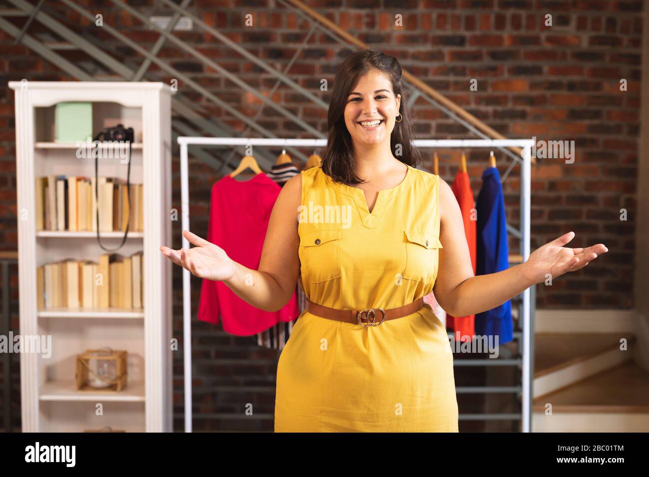Più dimensione femminile vlogger auto isolamento a casa Foto Stock