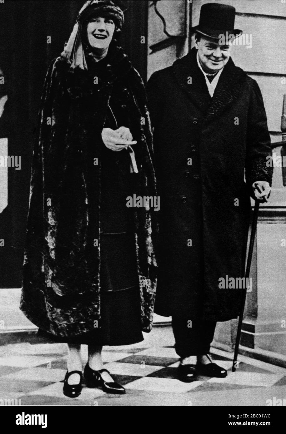 Winston Churchill con la moglie Clementine alle elezioni generali del 1923 dove fu sconfitto a Leicester, West. 7 dicembre 1923 Foto Stock