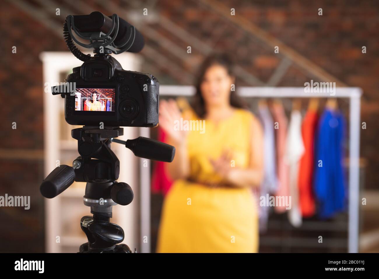 Più dimensione femminile vlogger auto isolamento a casa Foto Stock