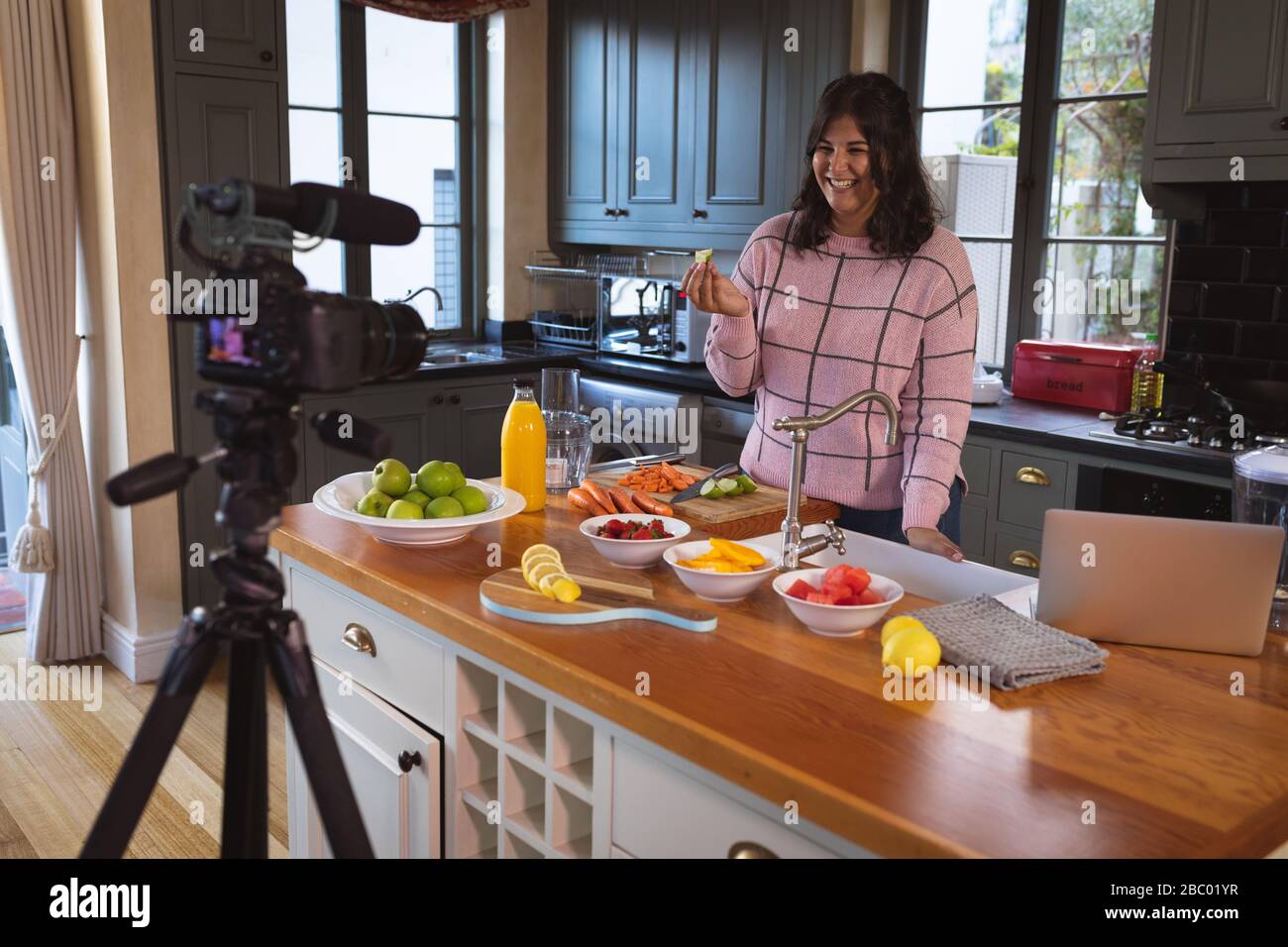 Più dimensione femminile vlogger auto isolamento cottura a casa Foto Stock