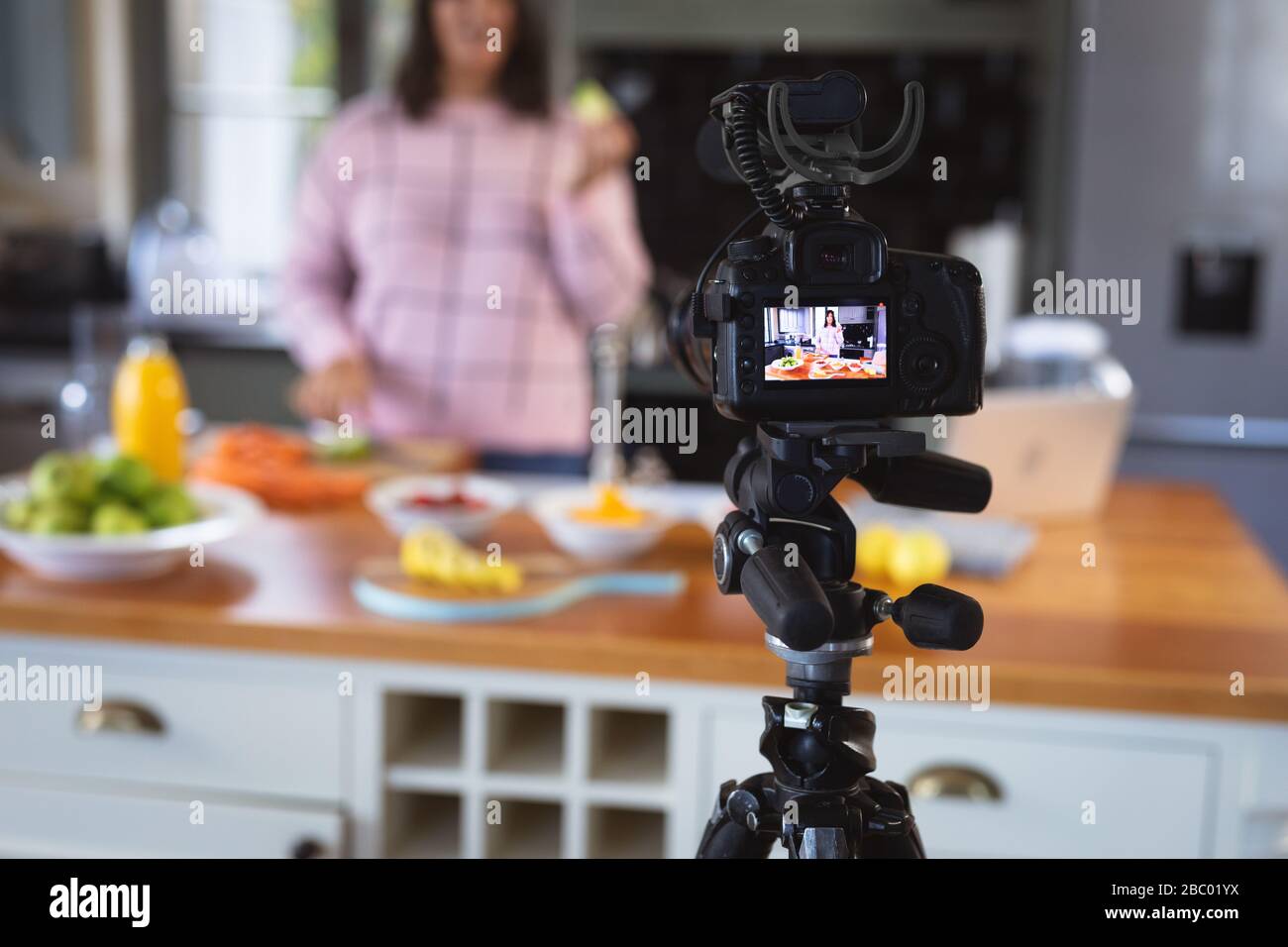 Più dimensione femminile vlogger auto isolamento cottura a casa Foto Stock