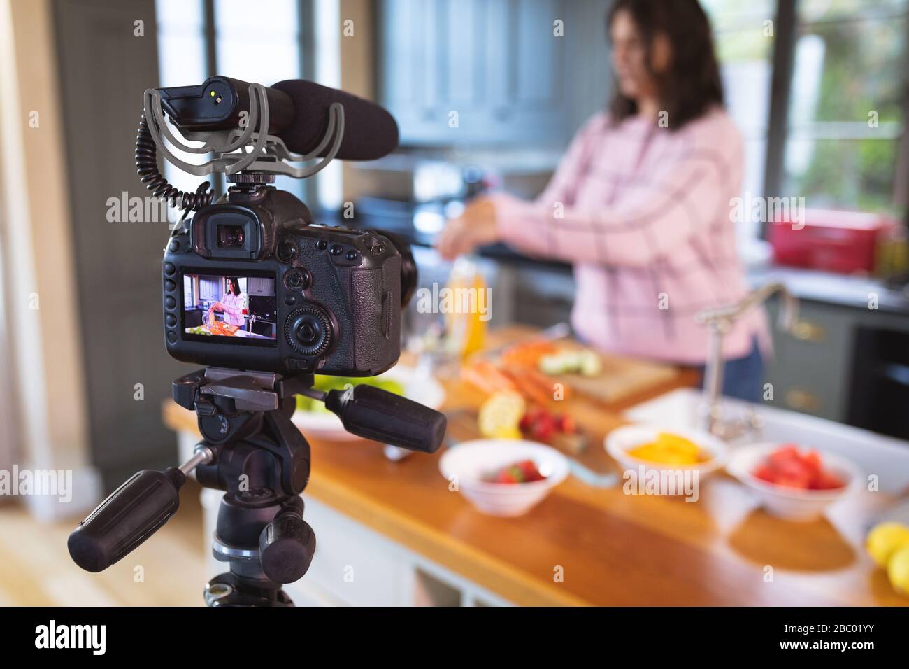 Più dimensione femminile vlogger auto isolamento cottura a casa Foto Stock
