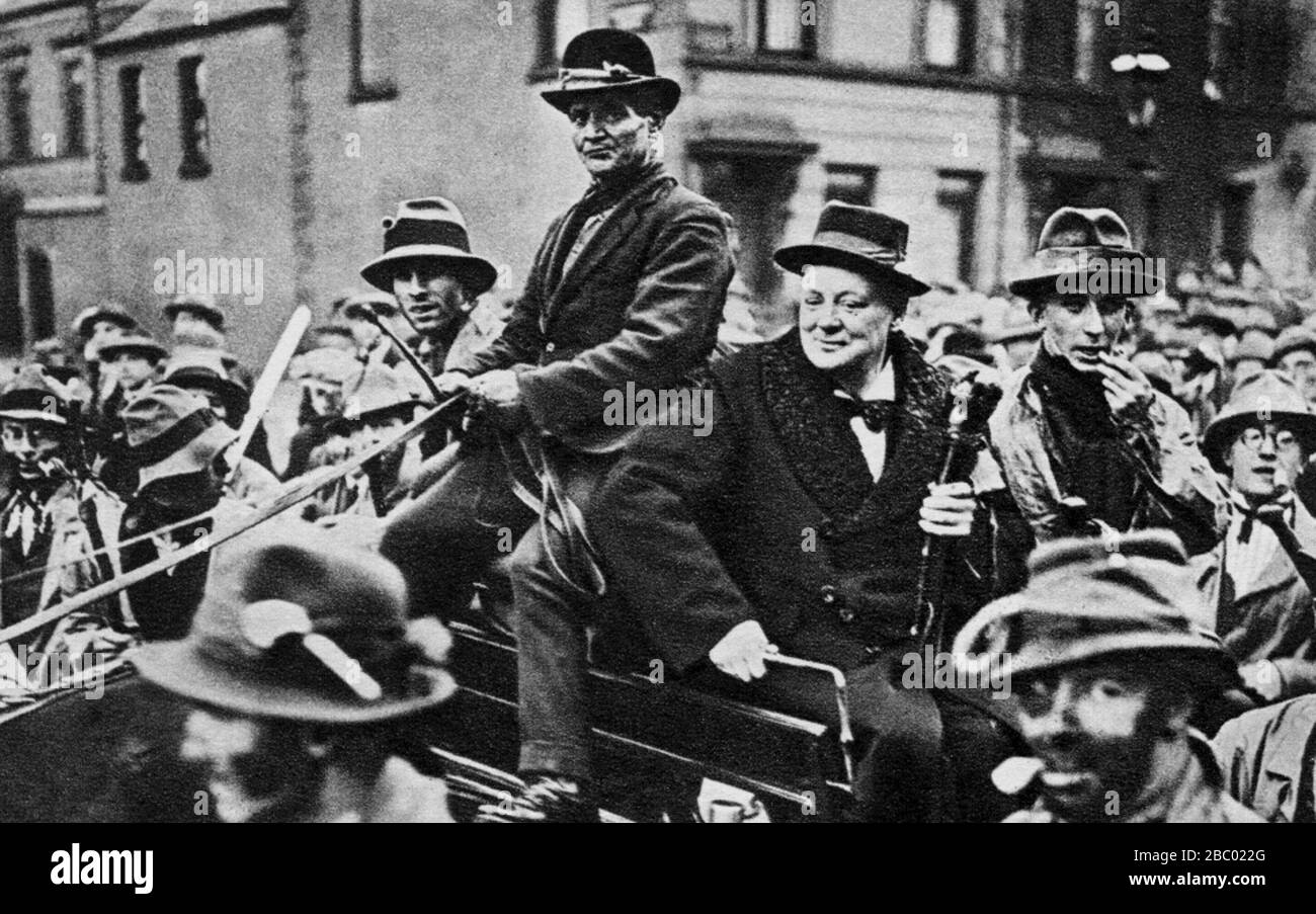 Winston Churchill è guidato attraverso Belfast in un'auto irlandese durante la 'settimana straccio' degli studenti. 1926 Foto Stock