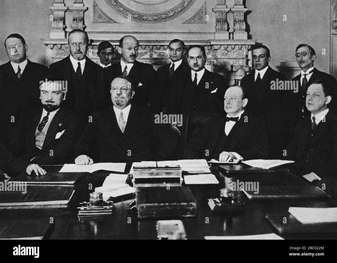 Winston Churchill alla firma del 'insediamento di debt' con l'Italia. L-R al tavolo: Signore grandi, Conte Volpi, Sir O. Niemeyer.27 gennaio 1926 Foto Stock