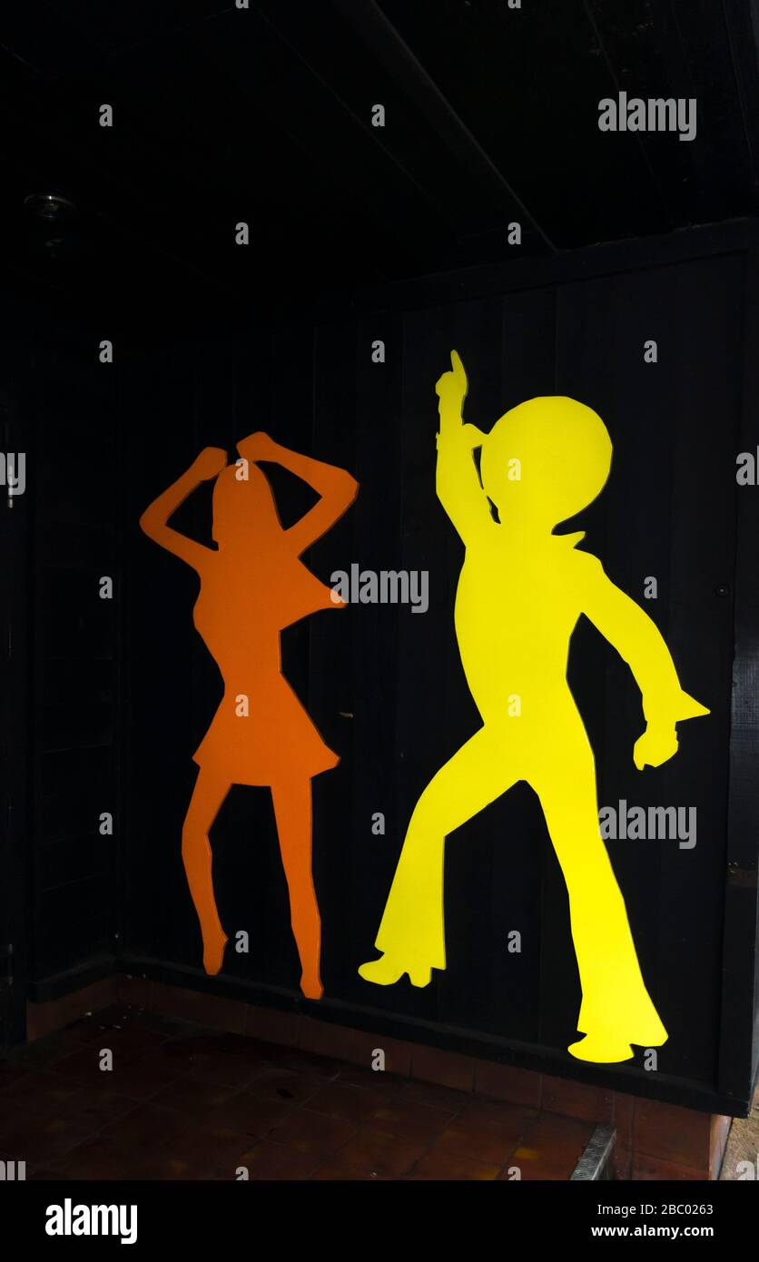 Giochi colorati di ragazzo e ragazza all'ingresso del nightclub Shack Foto Stock