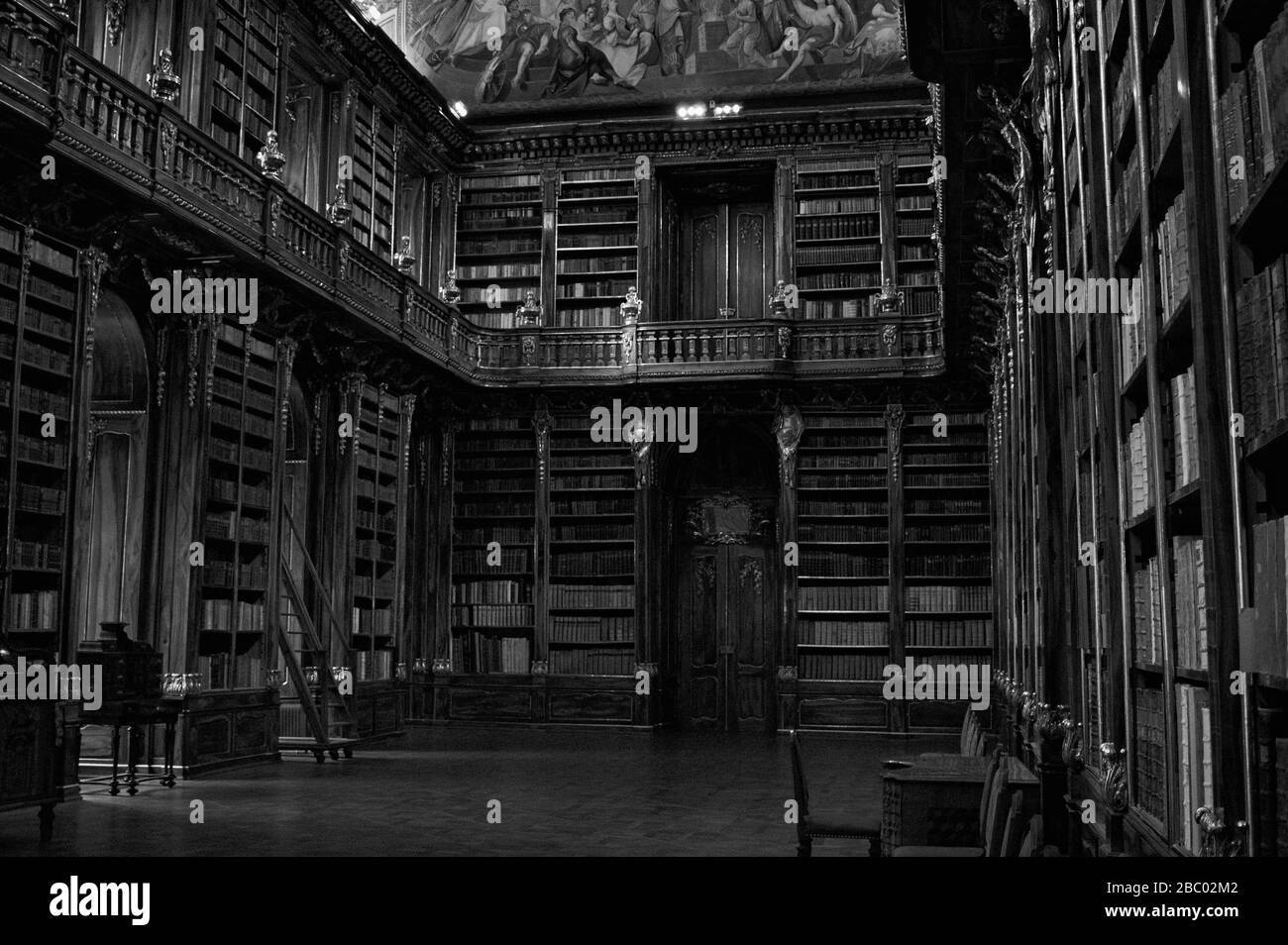 Praga, Repubblica Ceca - 30 dicembre 2019: Vecchia biblioteca con molti libri all'interno di scaffali decorati e un soffitto affrescato (sala filosofica, Straho Foto Stock