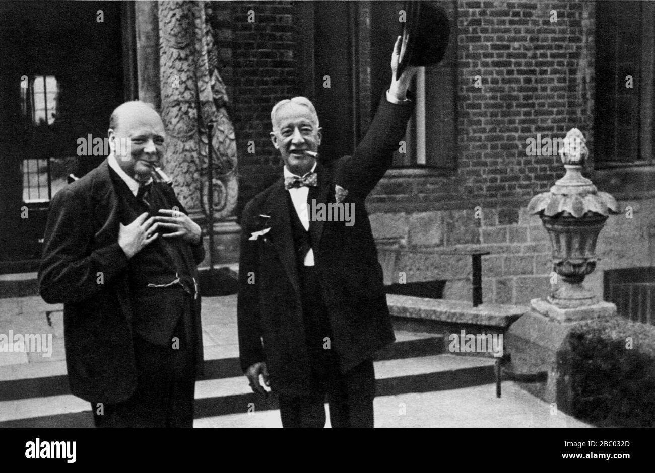Winston Churchill con il governatore Alfred Smith di New York a Chartwell 1930 Foto Stock