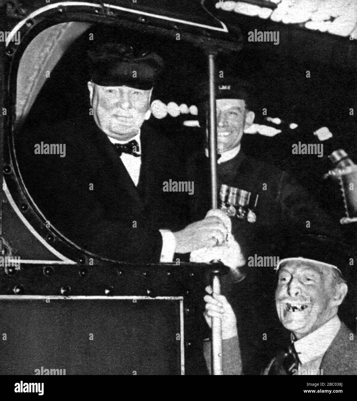 Winston Churchill a bordo del nuovo motore ferroviario LMS "Royal Naval Division". Con lui il generale Sir Ian Hamilton 5 giugno 1937 Foto Stock