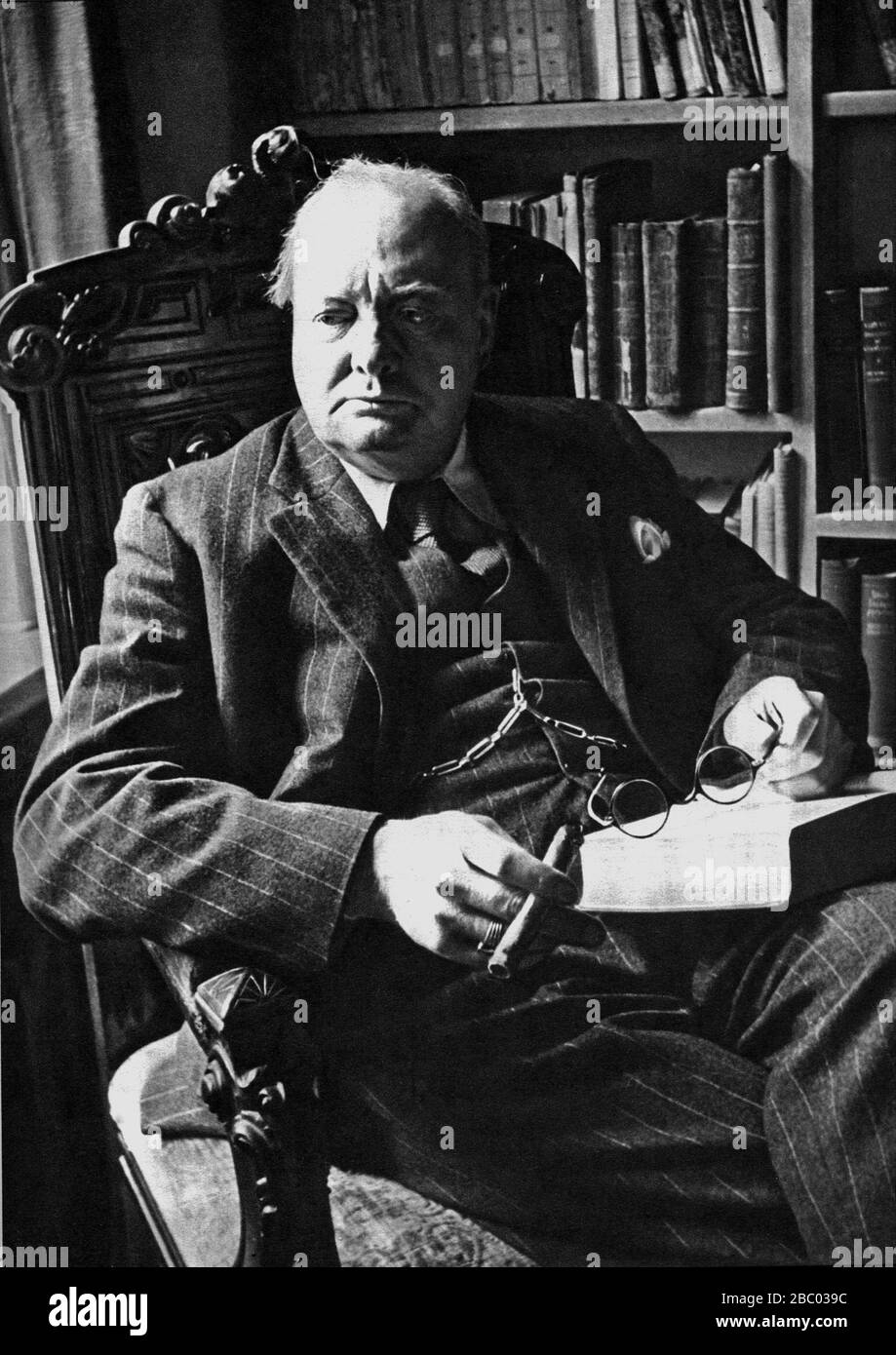 Winston Churchill nel suo studio nella sua casa di campagna, Chartwell. 8 marzo 1939. Foto Stock