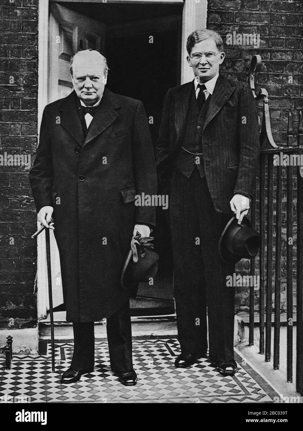 Winston Churchill con il suo amico e collega Brendan Bracken.13 aprile 1939 Foto Stock