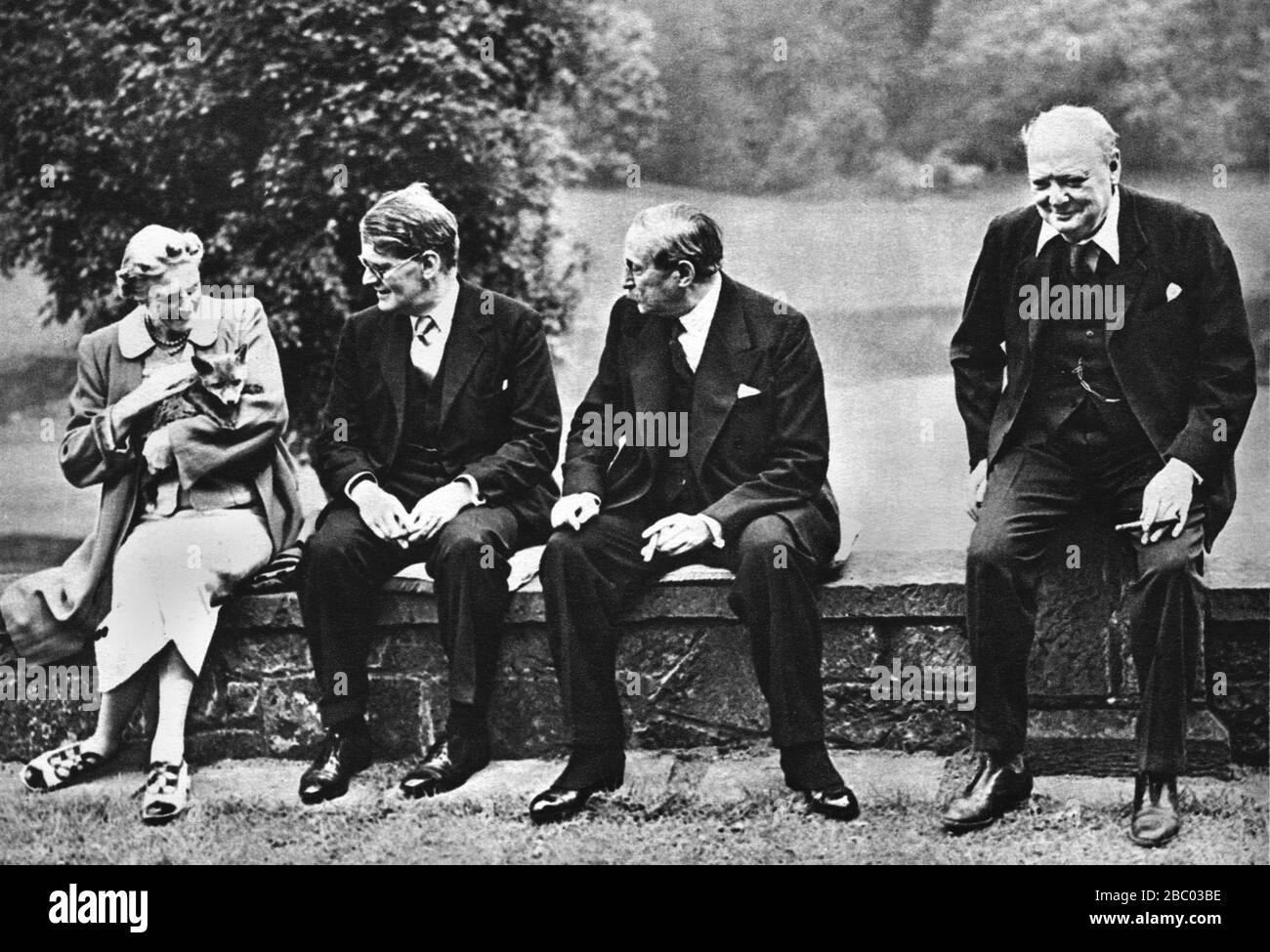 Churchill a Chartwell durante la visita del leader socialista francese, Leon Blum. Sulla sinistra della signora Churchill: Richard Law e suo padre, Bonar Law.10th May1939 Foto Stock