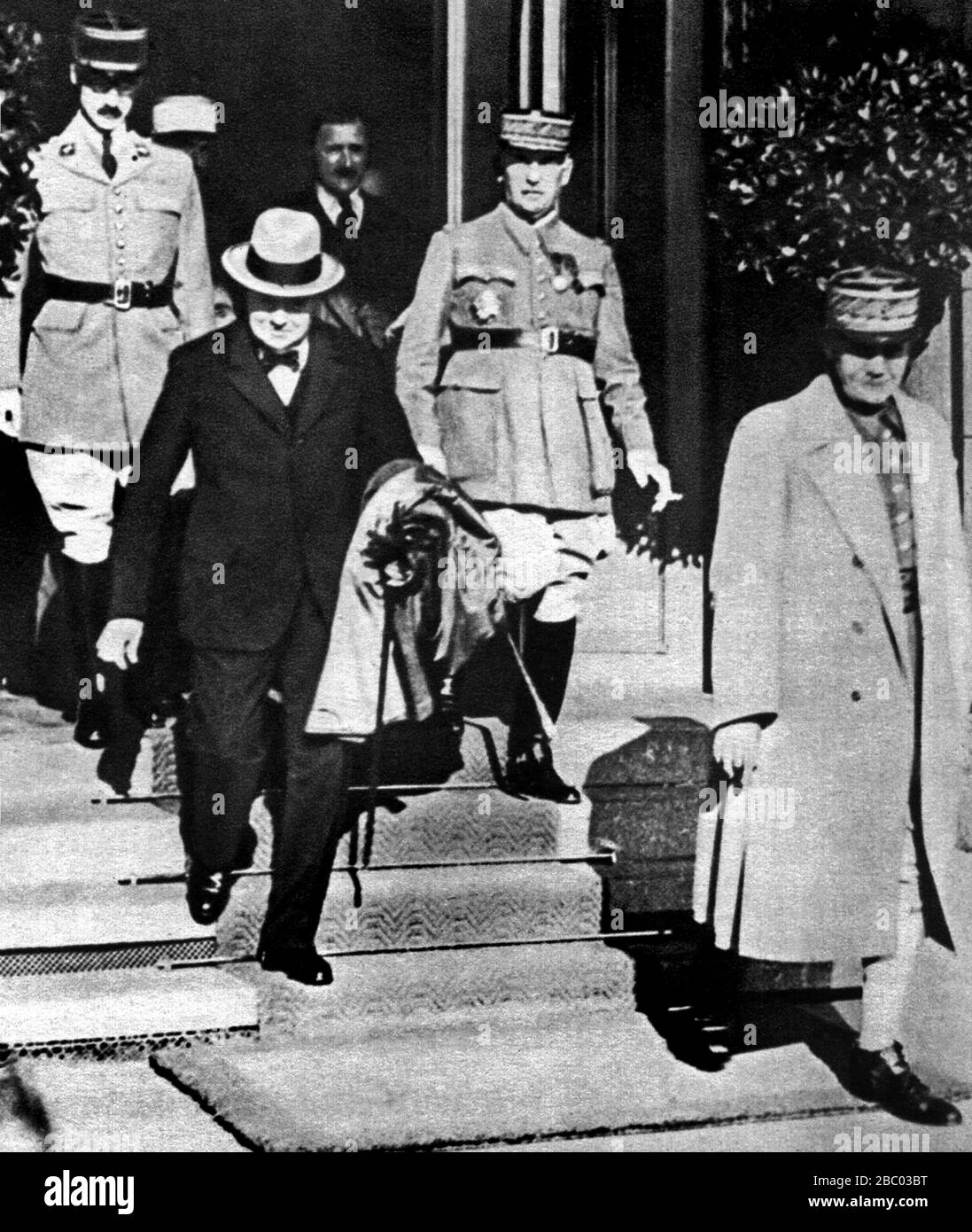 Winston Churchill in una parata militare anglo-francese a Parigi. Luglio 1939 Foto Stock