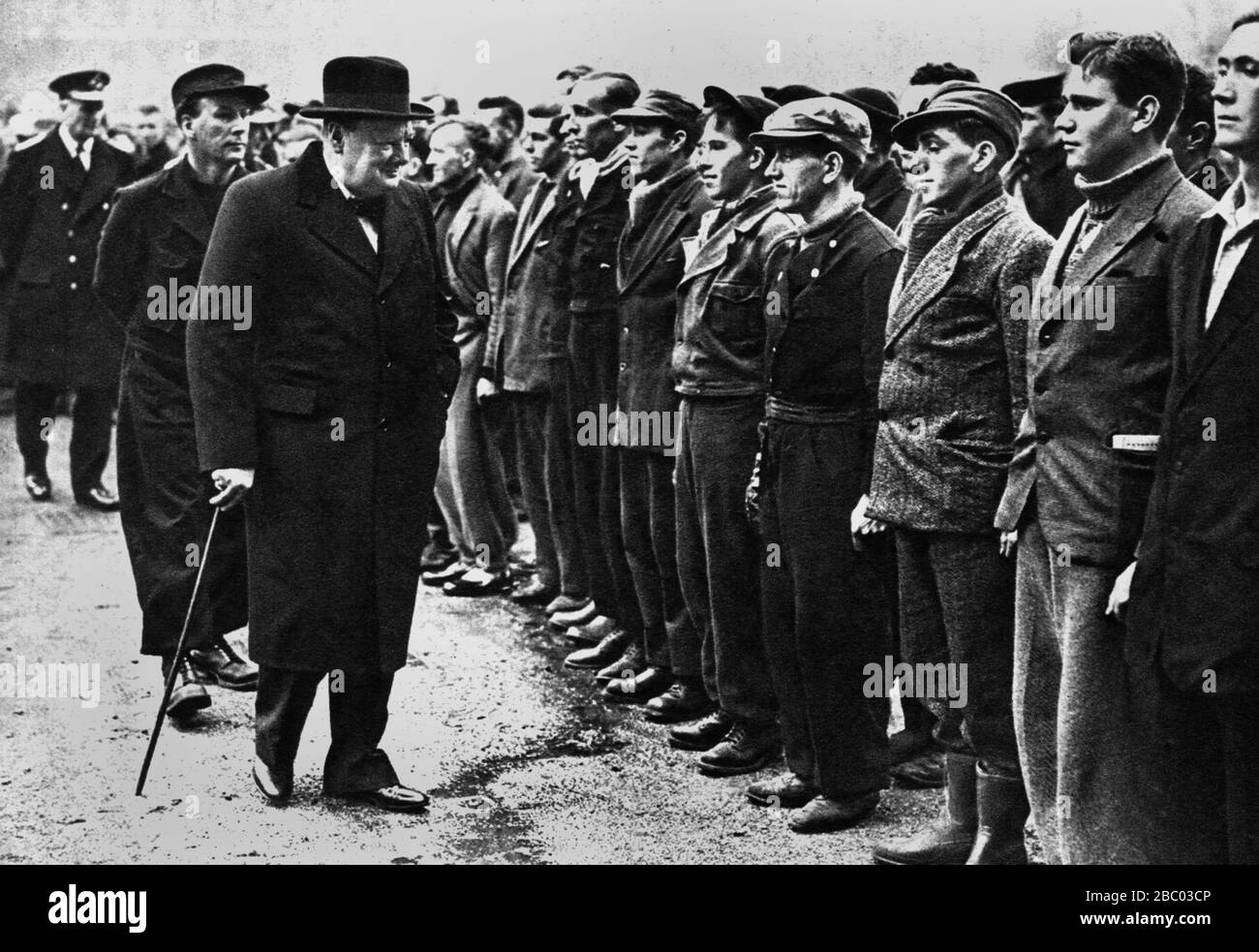 Winston Churchill ispezionando marinai mercantili britannici recentemente liberati dalla prigionia sulla nave carceraria tedesca, Altmark. Portsmouth, febbraio 1940. Foto Stock