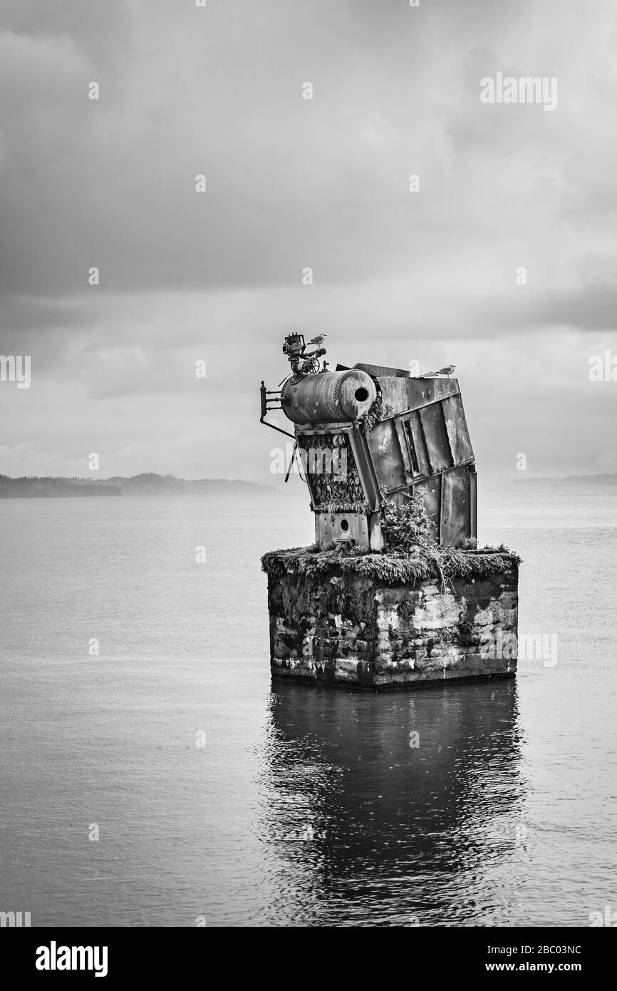 Caldaia UN residuo di White Star Cannery in Astoria, Oregon su una nebbiosa mattina in bianco e nero Foto Stock