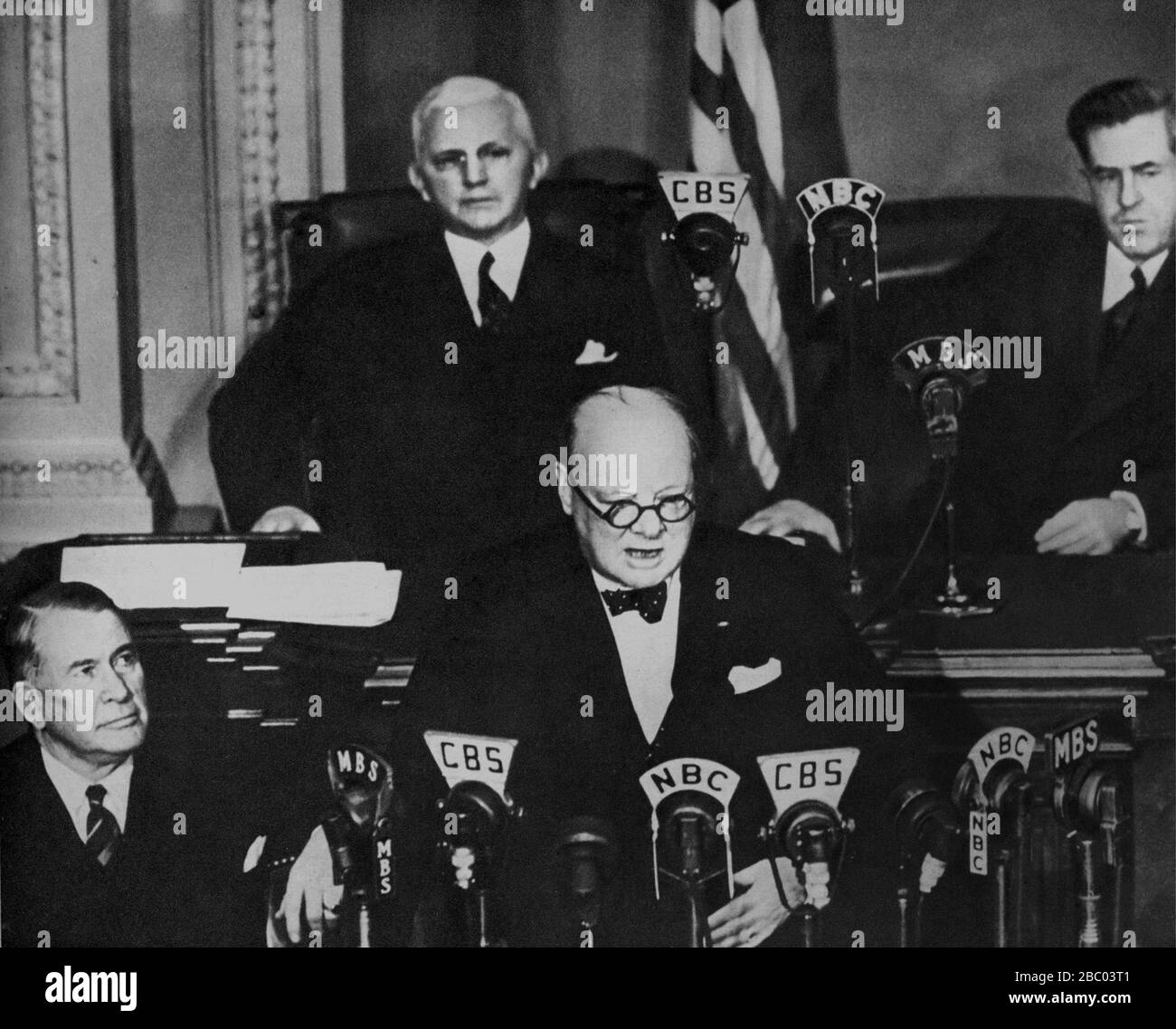 Churchill si rivolge al Congresso degli Stati Uniti a Washington. Dietro: William P.Cole, Vicepresidente Henry Wallace. Sulla destra di Churchill: Sen.Alben Barkley.26/12/40 Foto Stock