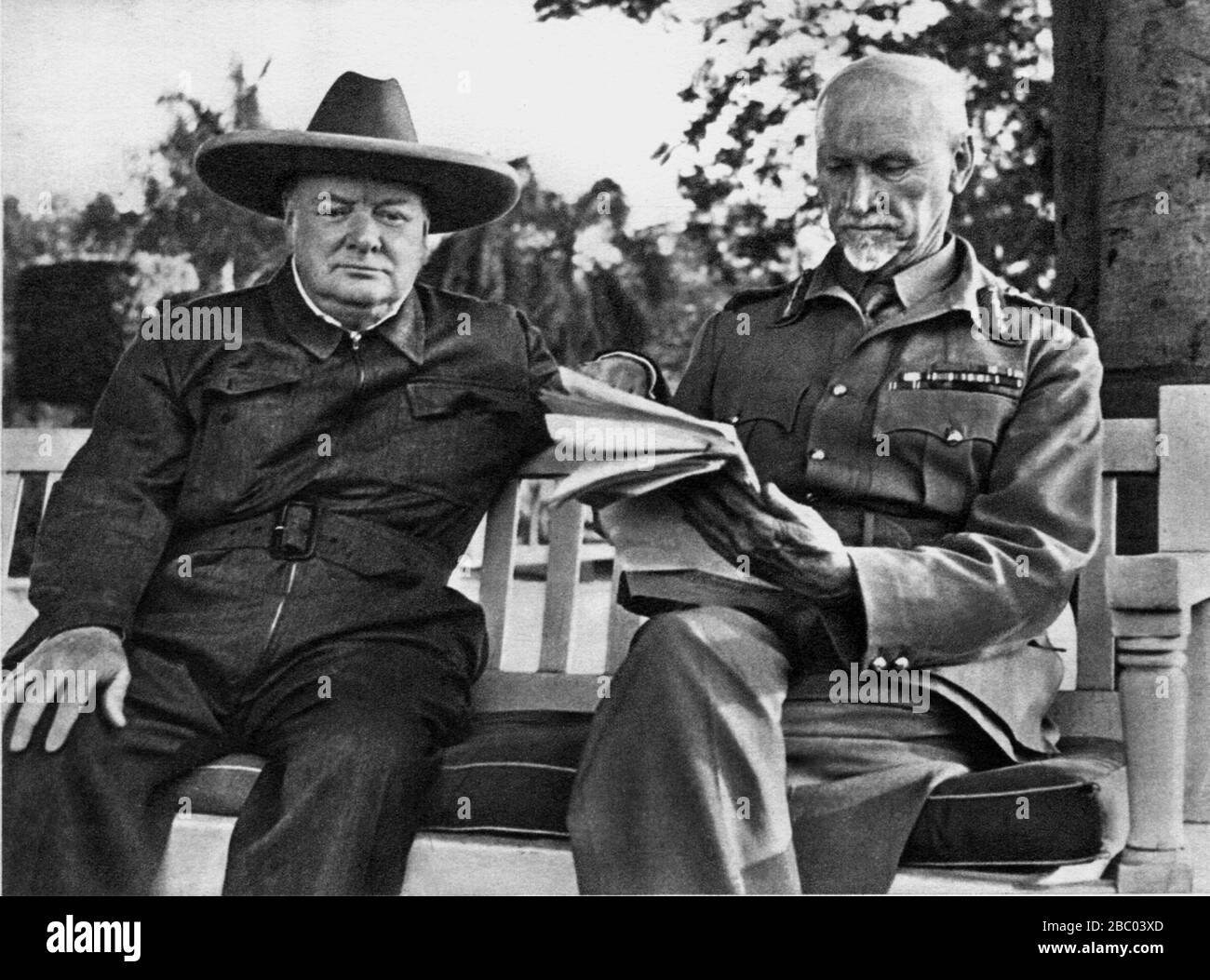 Winston Churchill con il primo ministro sudafricano Jan Smuts, nel giardino delle ambasciate britanniche, il Cairo. 8 agosto 1942. Foto Stock