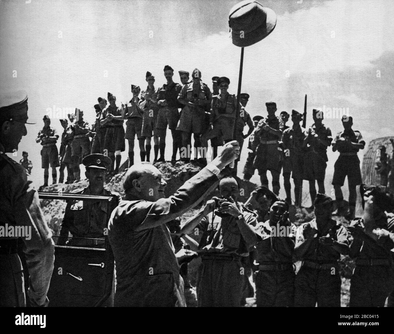 Winston Churchill presso la sede della prima Armata britannica a Carthage, Libia, John profumo è dietro Churchill scattando una fotografia. 1 Giugno 1943 Foto Stock