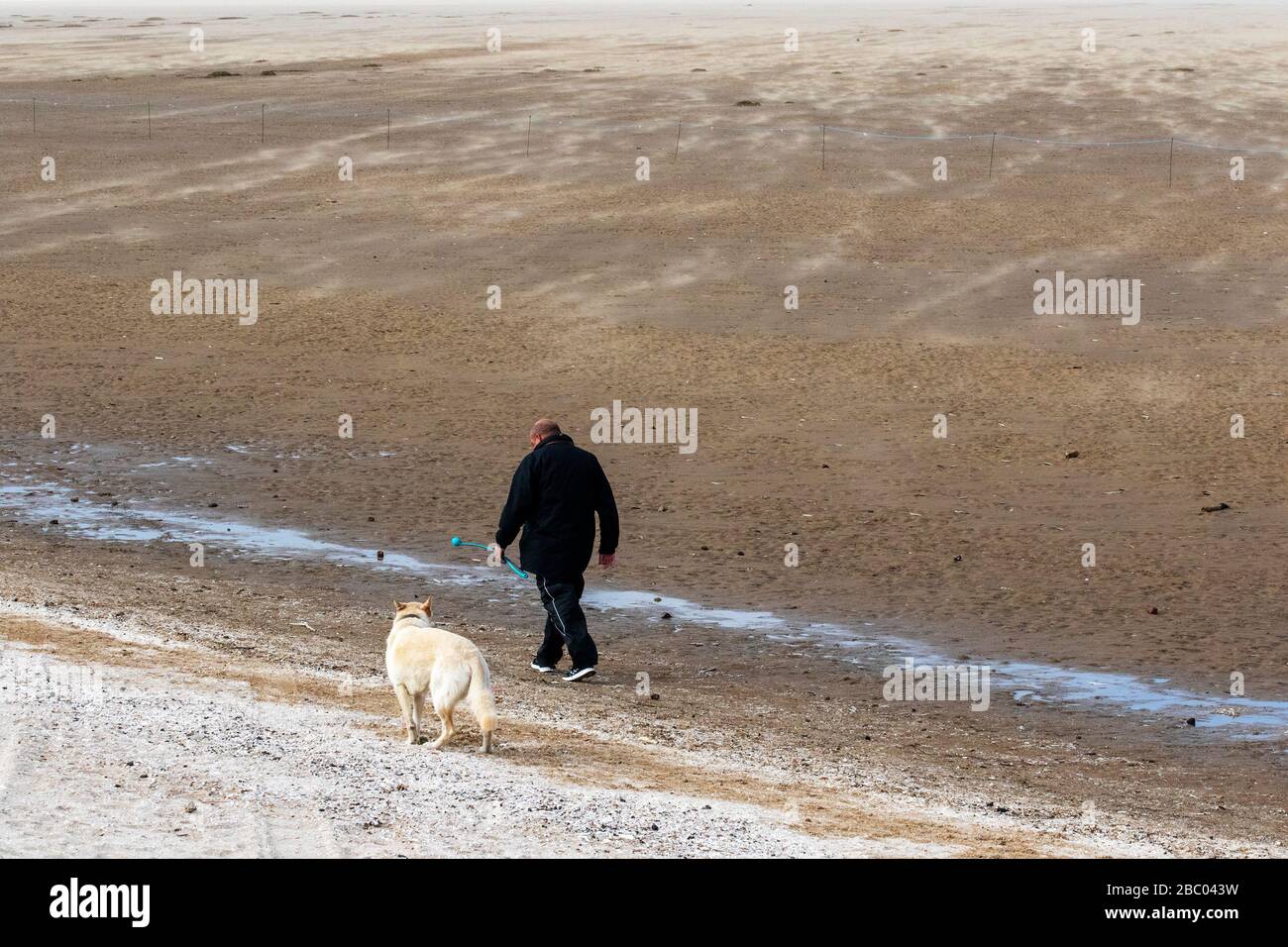 Southport, Merseyside. Meteo Regno Unito. 2nd aprile 2020. Personaggi solitari sul lungomare con la città in coronavirus lockdown. Credit; MediaWorldImages/AlamyLiveNews Foto Stock