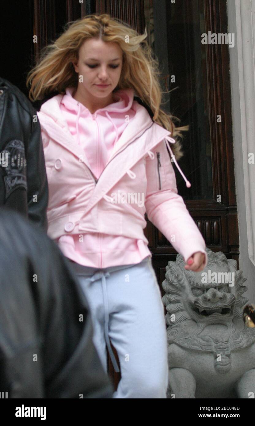 25 ottobre 2005. Britney Spears si trova fuori dall'uscita posteriore del suo London Mandarin Oriental Hotel ad Hyde Park, all'inizio di questa mattina intorno alle 8am, dopo una notte fuori al Rex Cinema and Bar a Soho di Londra, stando a quanto riferito bevendo Vodka e tonico e Champagne nelle prime ore. Sembra che Britney abbia perso la sua chiamata di allarme e dimenticato di spazzolare i capelli! Sicuramente avrà bisogno di quell'ora extra a letto stasera, come gli orologi tornare indietro! Foto di Tony Henshaw Foto Stock