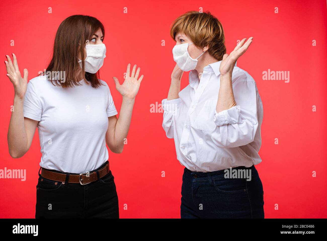 Due donne spaventate nelle maschere. Foto di scorta di due donne caucasiche adulte Foto Stock