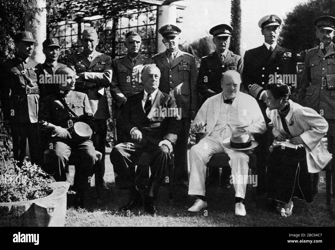 Churchill con Chiang Kai Shek e il presidente Roosevelt alla Conferenza del Cairo. 27 novembre 1943. Presenti anche Mountbatten, Dill, de Wiart e Somervell, Foto Stock