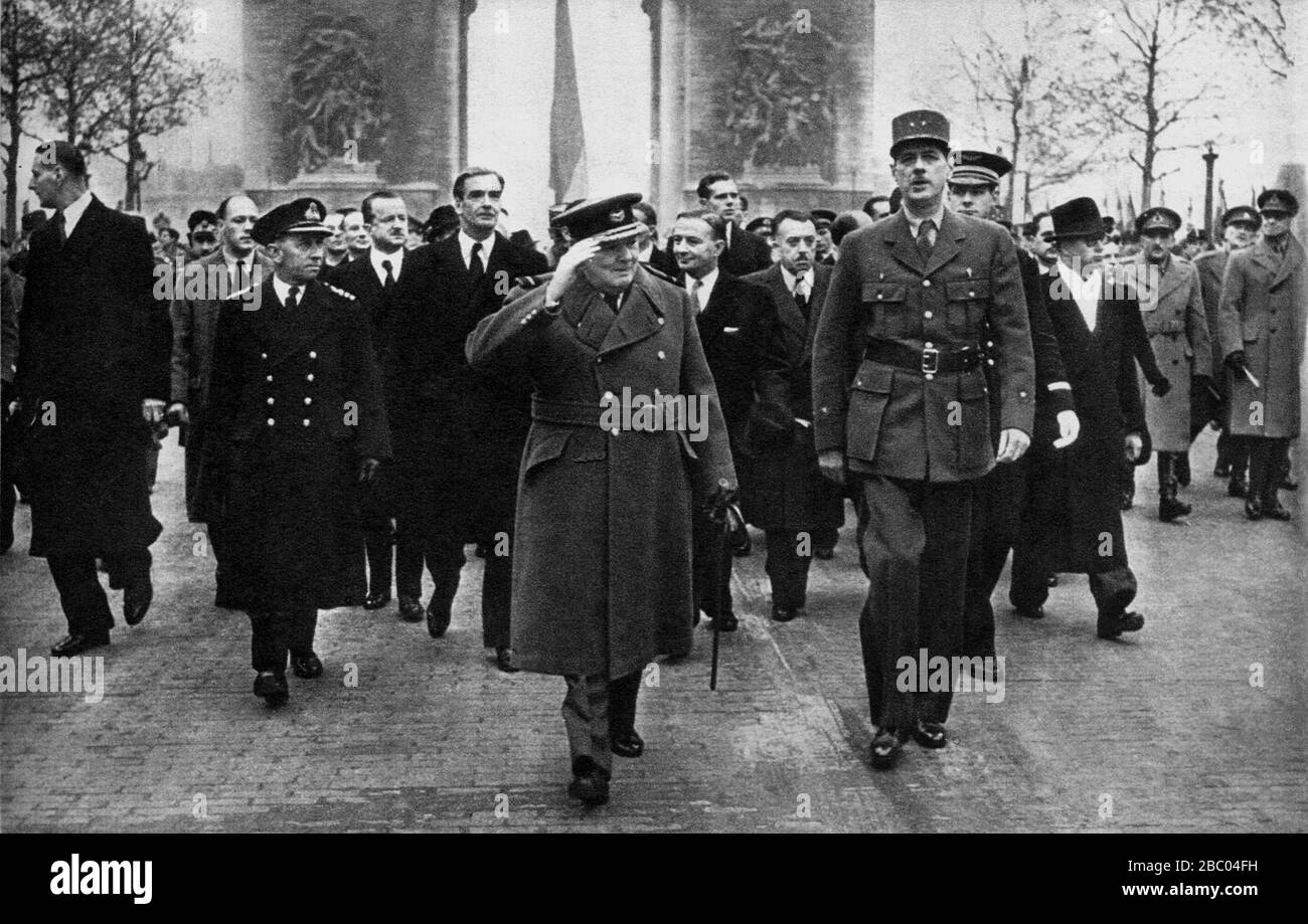 Churchill lungo gli Champs Elysees dopo la liberazione di Parigi con De Gaulle. Dietro di lui: Duff Cooper, Anthony Eden e Georges Bidault. 11 Nov 1944 Foto Stock