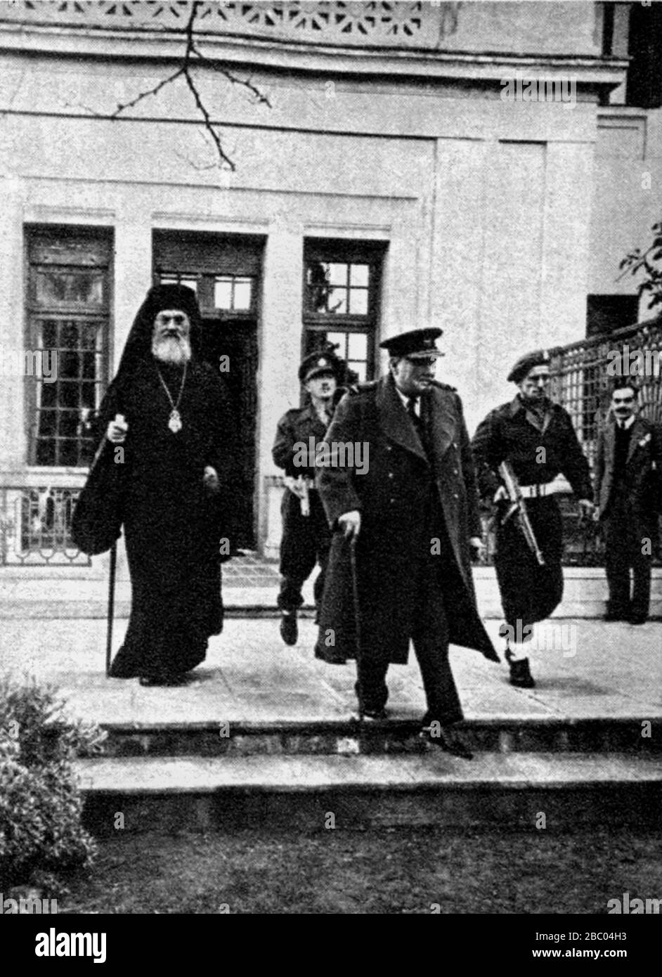 Churchill lascia l'Ambasciata britannica ad Atene con l'Arcivescovo Damaskinos. In abiti civili sul retro della foto:cartoonista Osbert Lancaster. 30/12/44 Foto Stock