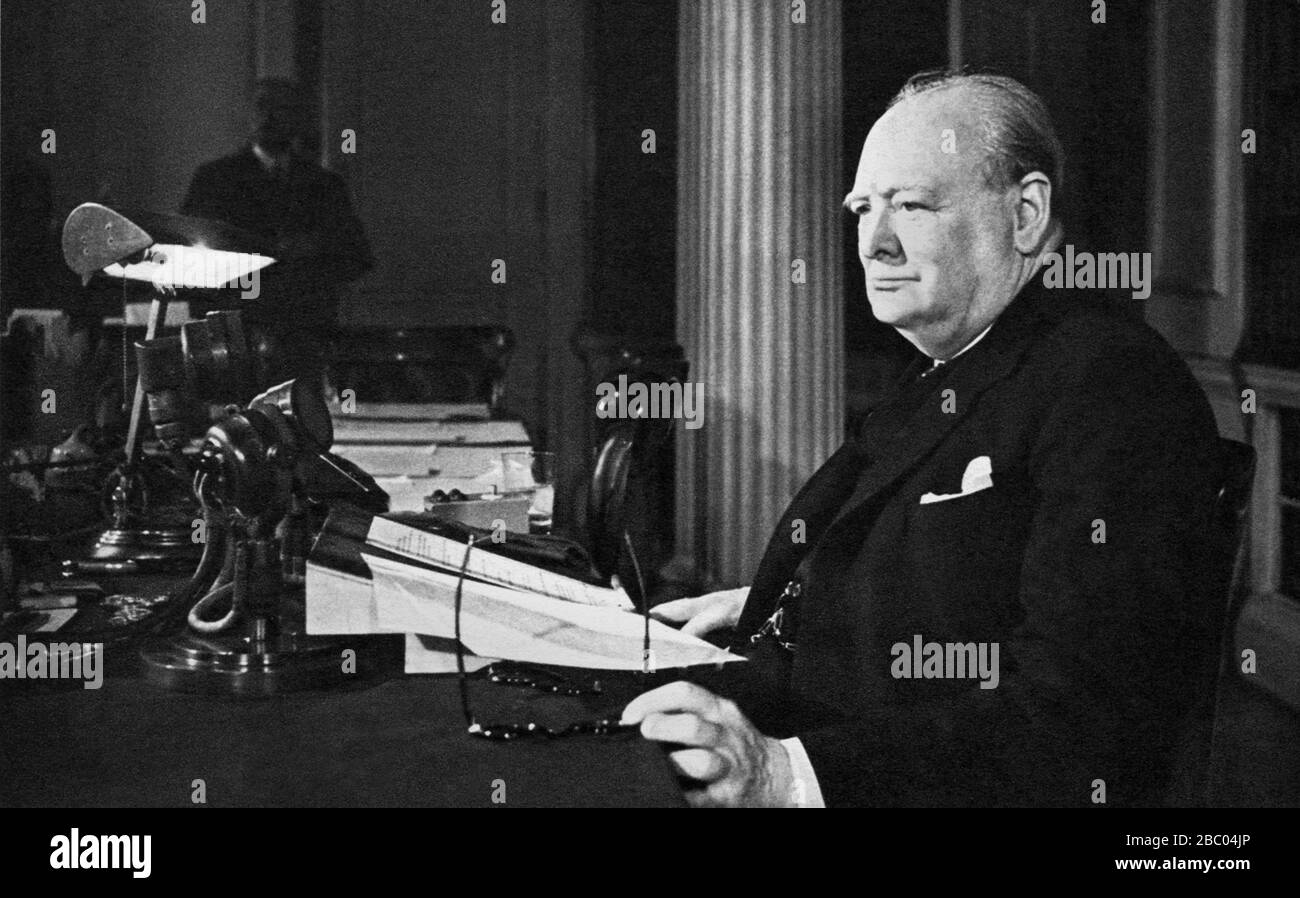 Winston Churchill trasmette alla nazione il giorno VE da 10 Downing Street. 8 maggio 1945 Foto Stock
