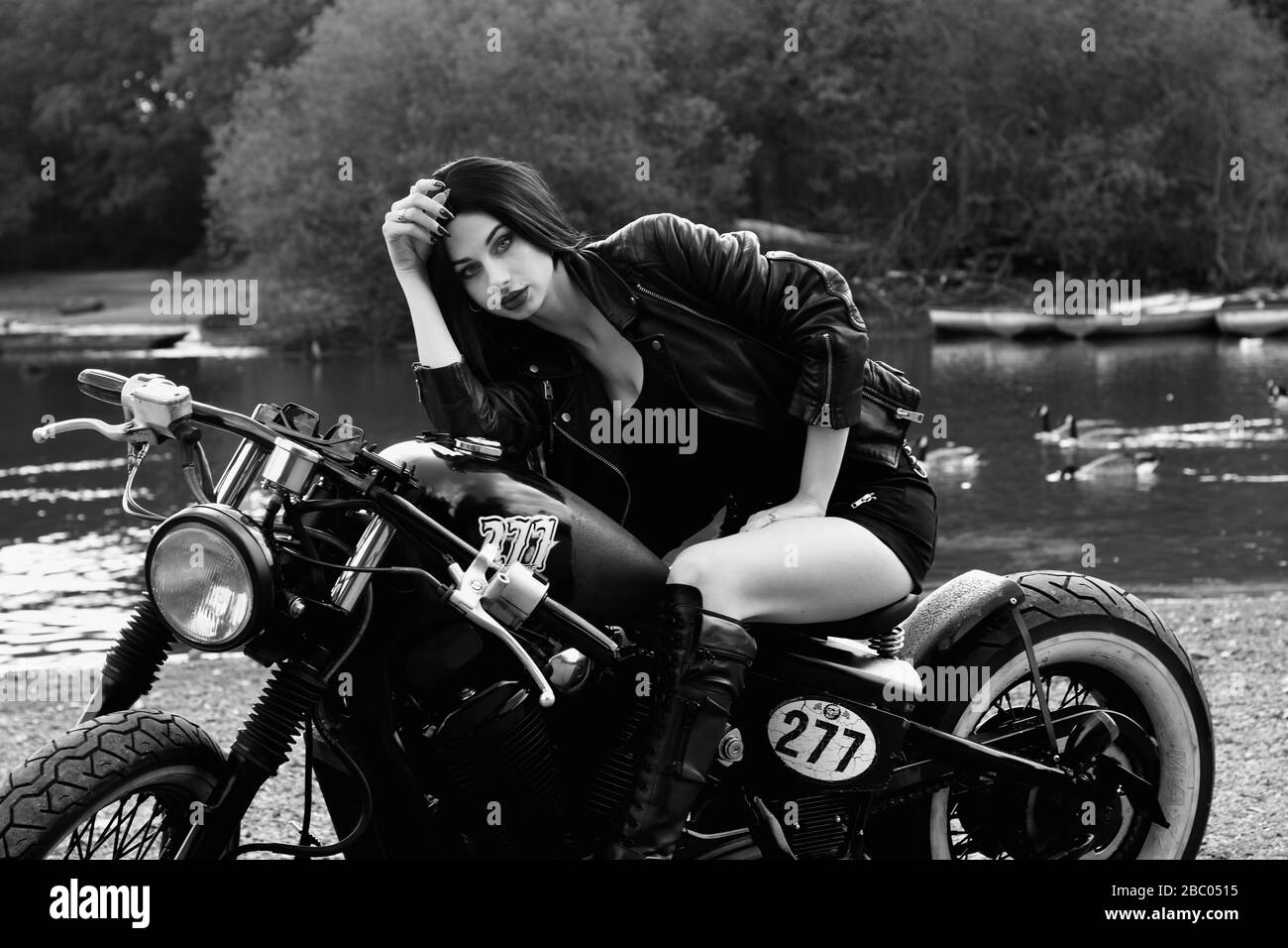 Bobbers e Choppers con Blaq Rob è una collaborazione congiunta con il fotografo Ricardo Maynard e vari modelli e motociclette costruite su misura Foto Stock