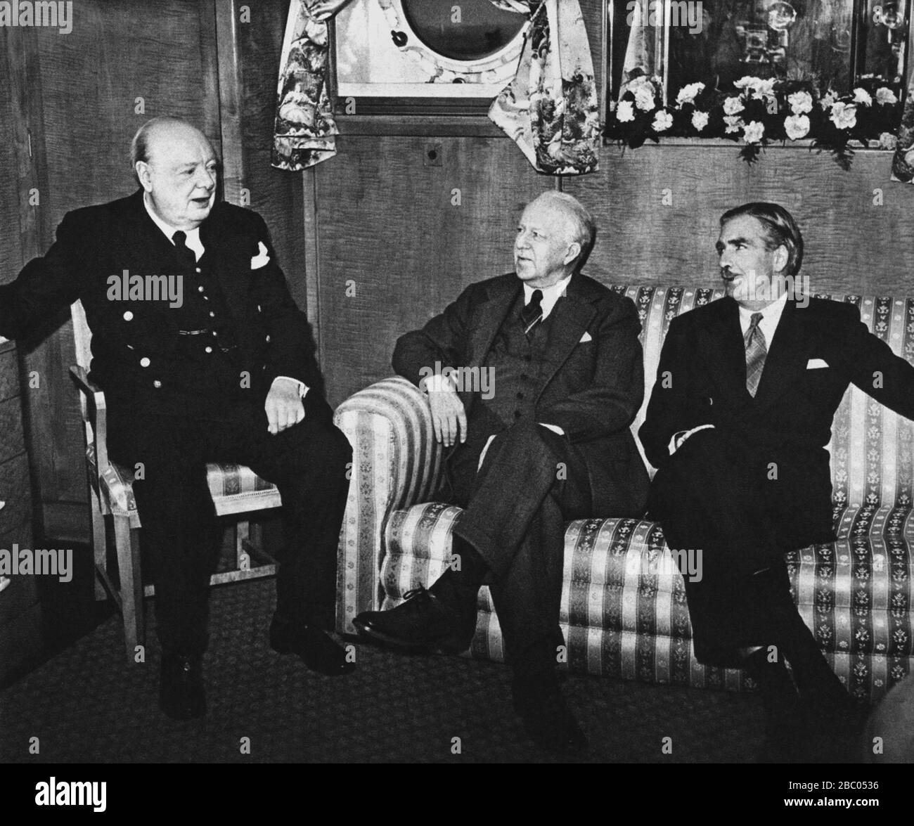 Churchill con l'ambasciatore americano Walter Gifford ed Eden a bordo della Regina Mary, in viaggio per l'America per gli incontri con il presidente Truman. 31/12/1951 Foto Stock