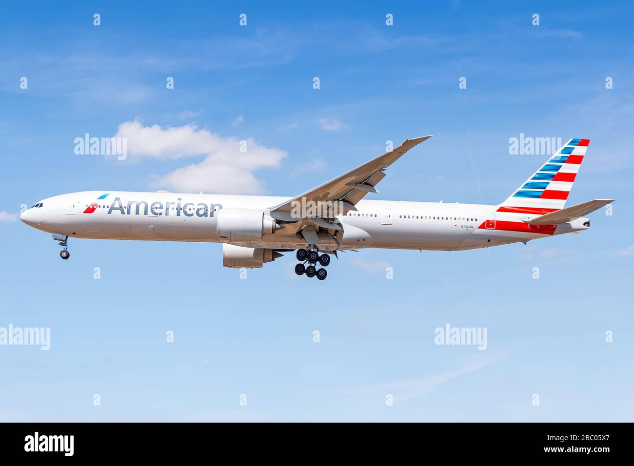 Londra, Regno Unito - 1 agosto 2018: Aereo Boeing 777 di American Airlines all'aeroporto di Londra Heathrow (LHR) nel Regno Unito. Boeing è un ai Foto Stock