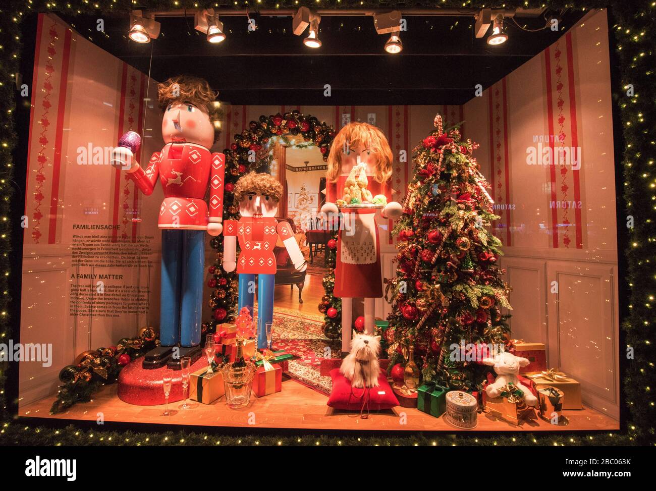 Decorazione pre-Natale a Monaco. Nutcracker a tema nella vetrina di Oberpollininger. [traduzione automatica] Foto Stock