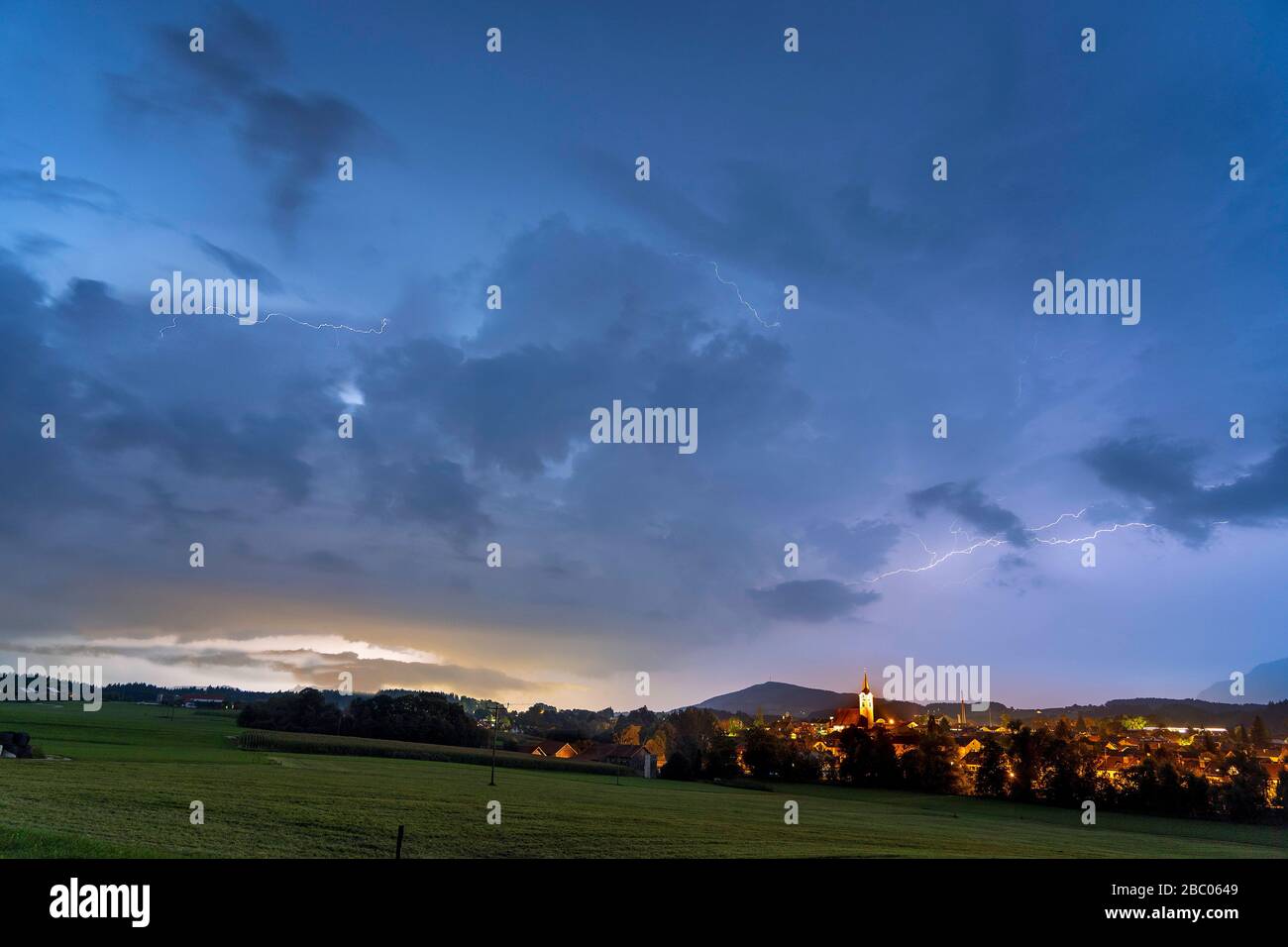 Temporale con fulmini su Teisendorf - Rupertiwinkel/Berchtesgadener Land [traduzione automatizzata] Foto Stock