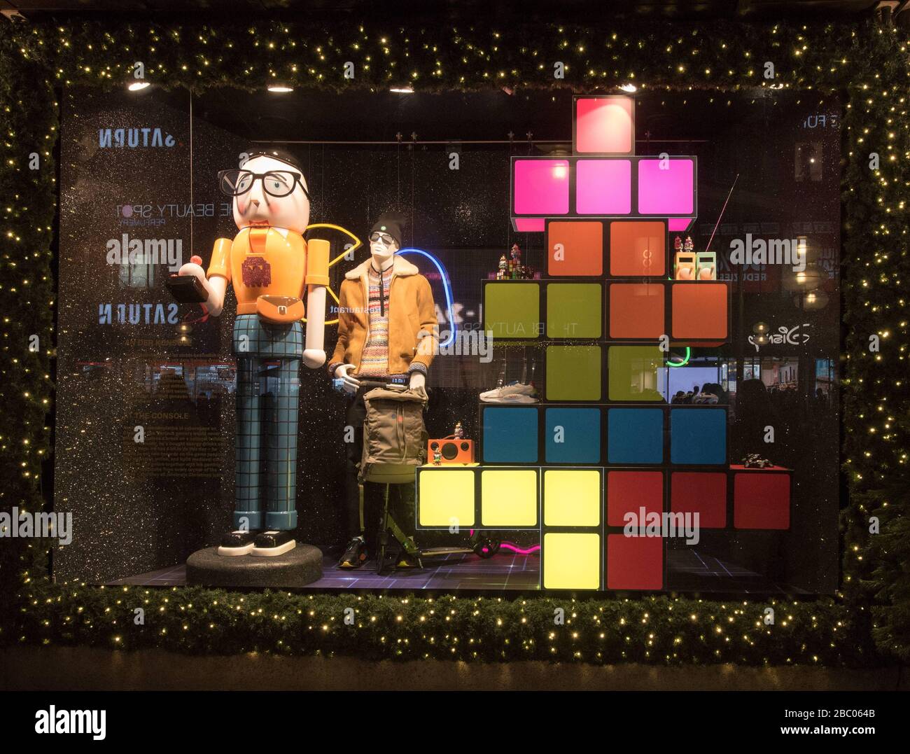 Decorazione pre-Natale a Monaco. Nutcracker a tema nella vetrina di Oberpollininger. [traduzione automatica] Foto Stock