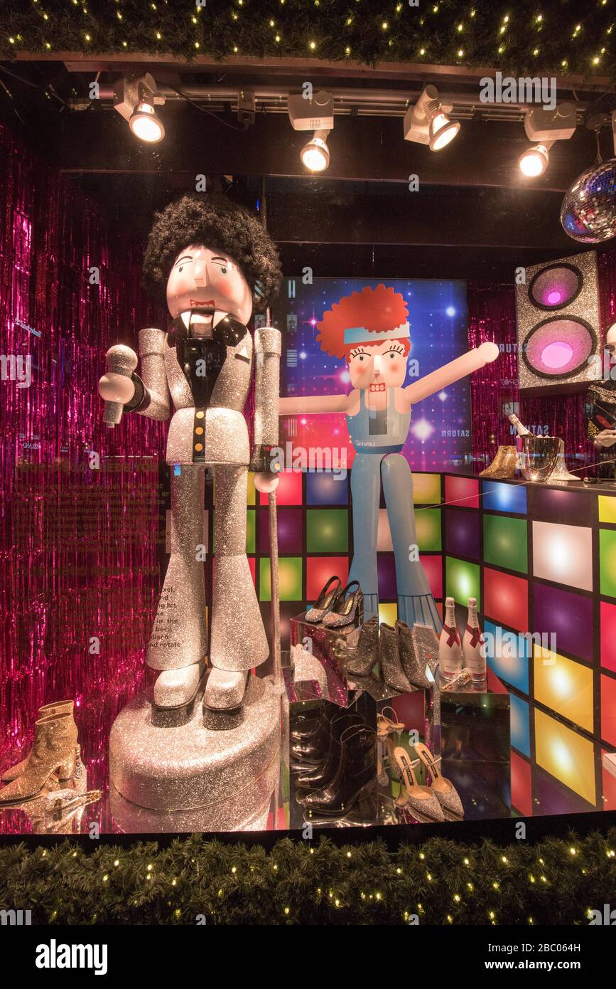 Decorazione pre-Natale a Monaco. Nutcracker a tema nella vetrina di Oberpollininger. [traduzione automatica] Foto Stock