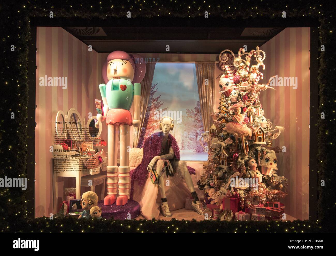 Decorazione pre-Natale a Monaco. Nutcracker a tema nella vetrina di Oberpollininger. [traduzione automatica] Foto Stock
