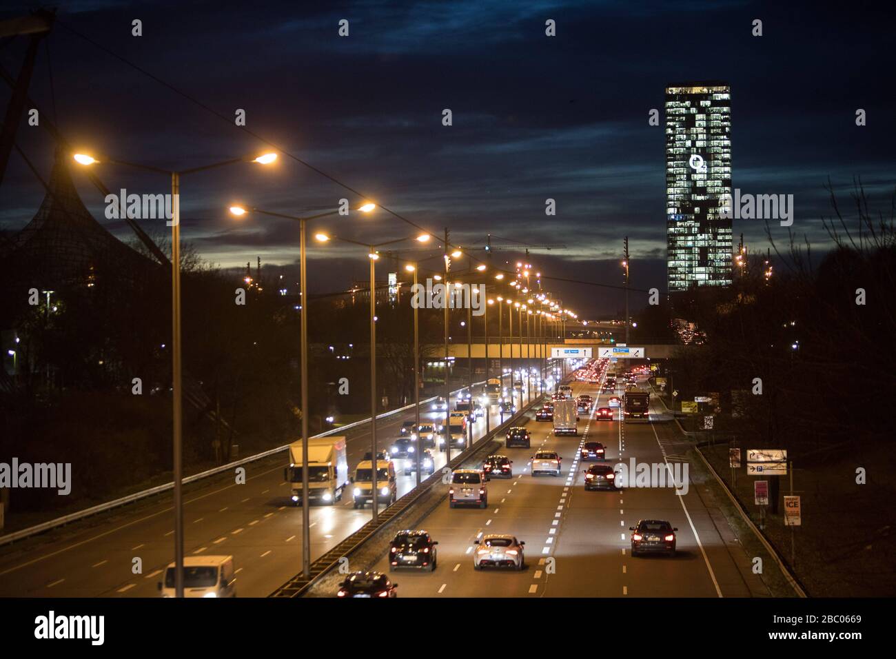Traffico a Monaco: Scatto notturno del trafficato anello Mittlerer a Nordschwabing, sullo sfondo la O2-Tower. [traduzione automatica] Foto Stock