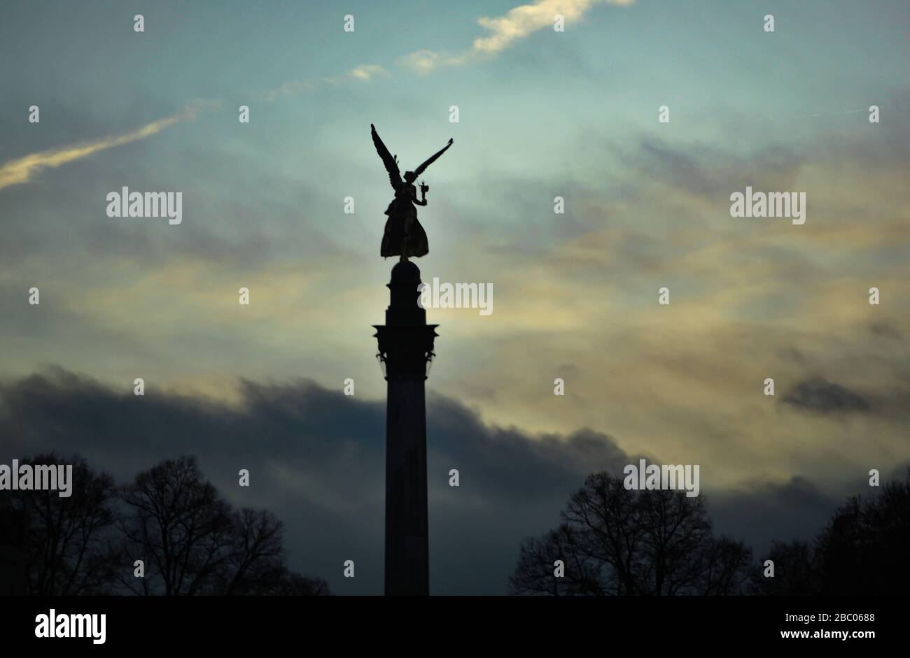 Umore mattutino a Monaco: La silhouette dell'angelo della pace di fronte a un cielo nuvoloso. [traduzione automatica] Foto Stock