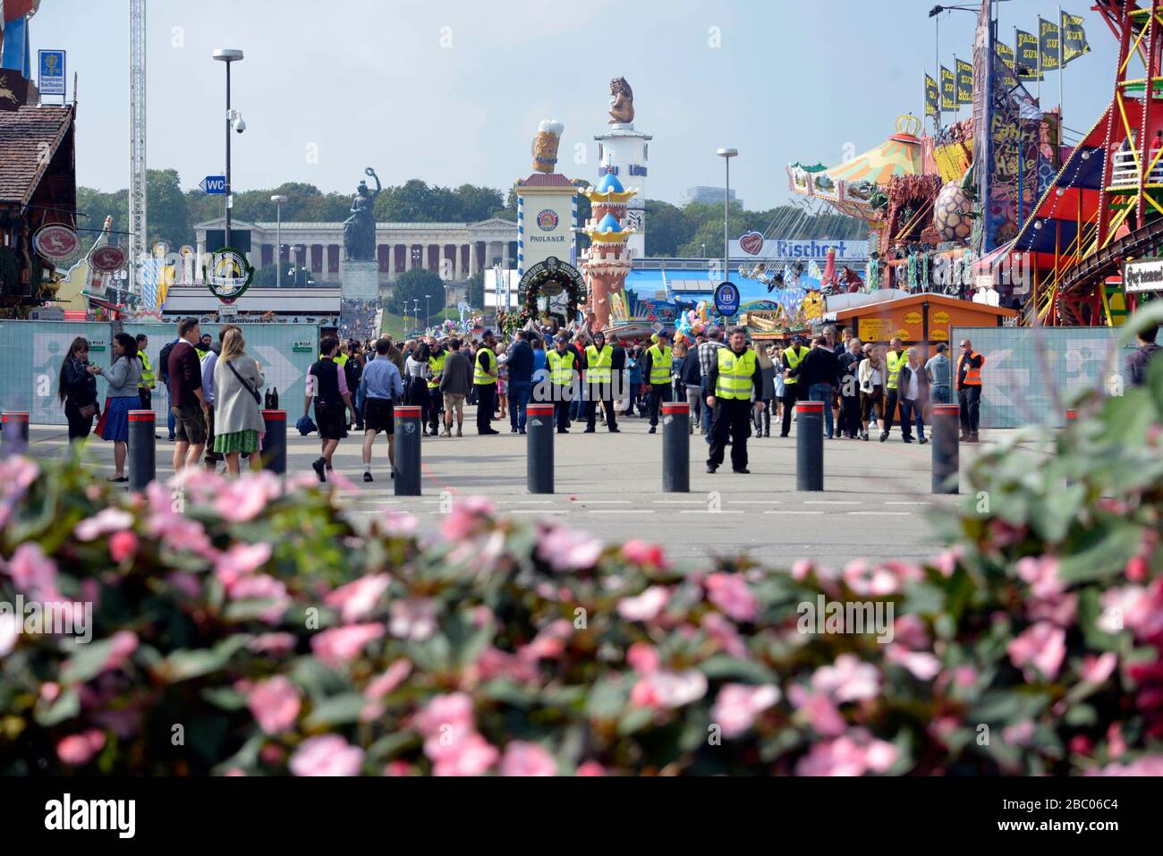 Come parte delle misure di sicurezza più severe, gli steward controlleranno i visitatori dell'Oktoberfest all'ingresso dell'area del festival. [traduzione automatica] Foto Stock
