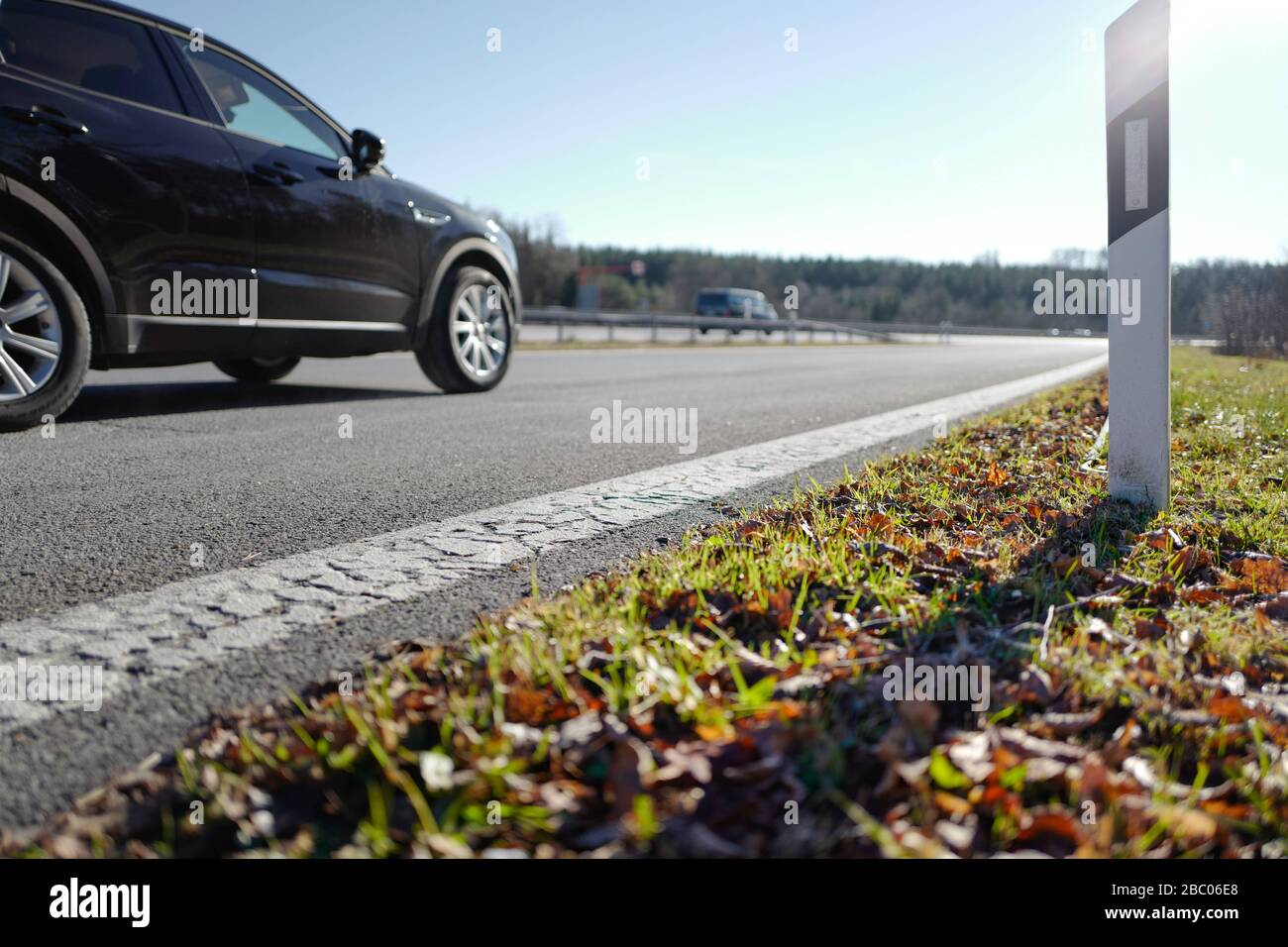 Sulla strada sulla A95 da Monaco verso Garmisch. Molti incidenti si verificano su questo percorso, molto popolare tra Rasern. Qui il vialetto per l'autostrada. [traduzione automatica] Foto Stock