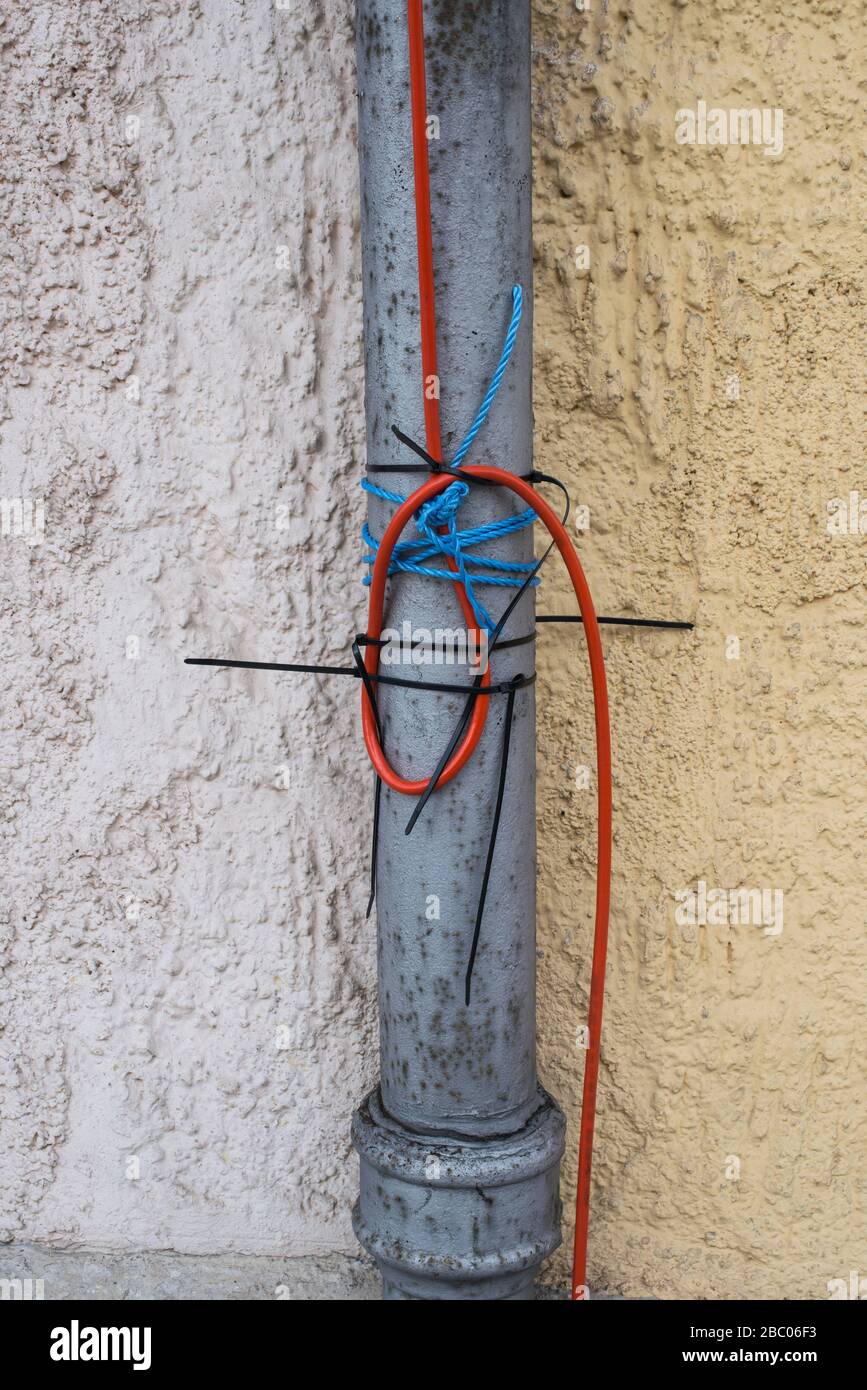 A Monaco vengono posati cavi arancioni per misurazioni sismiche dell'energia geotermica. [traduzione automatica] Foto Stock