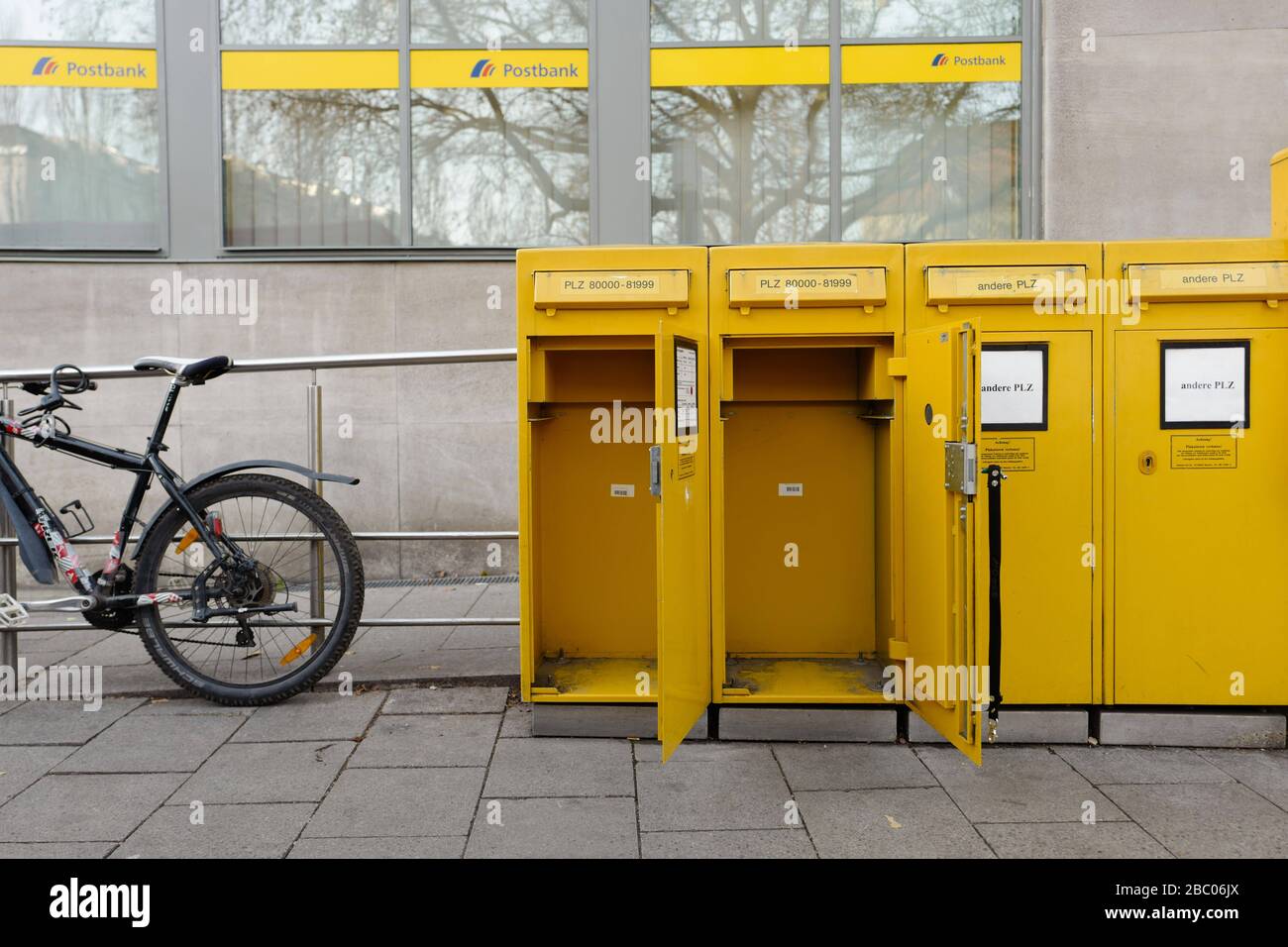 Posta di Natale: Presso la filiale postale di Goetheplatz, le cassette postali vengono svuotate più spesso durante il periodo natalizio. [traduzione automatica] Foto Stock