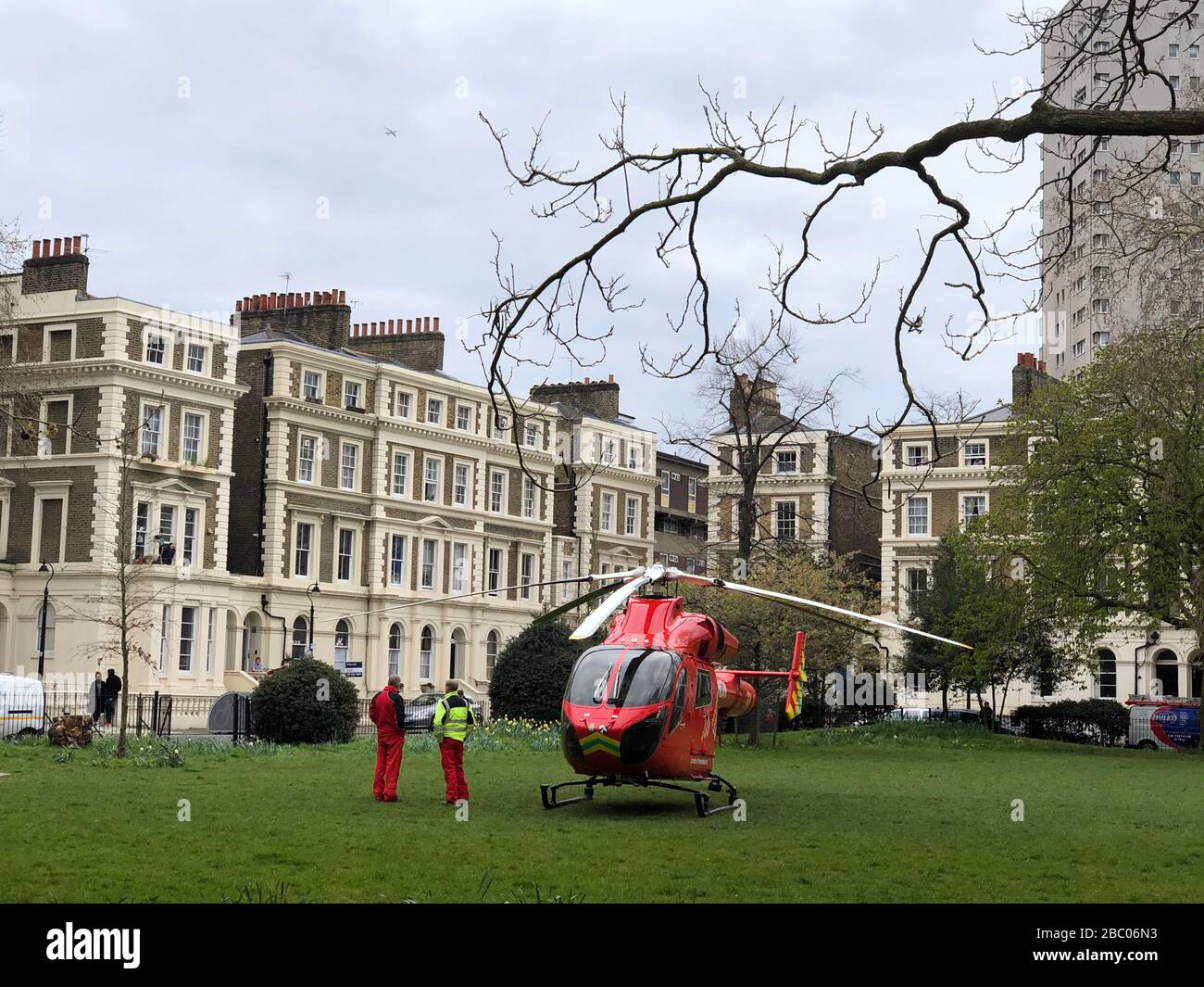 Londra, Regno Unito. 1st aprile 2020. L'elicottero G-LNDN dell'ambulanza aerea di Londra atterra nell'area verde di Albert Square. Foto Stock