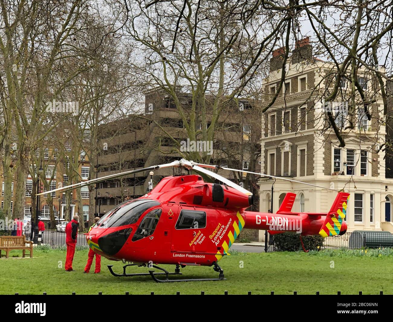 Londra, Regno Unito. 1st aprile 2020. L'elicottero G-LNDN dell'ambulanza aerea di Londra atterra nell'area verde di Albert Square. Foto Stock