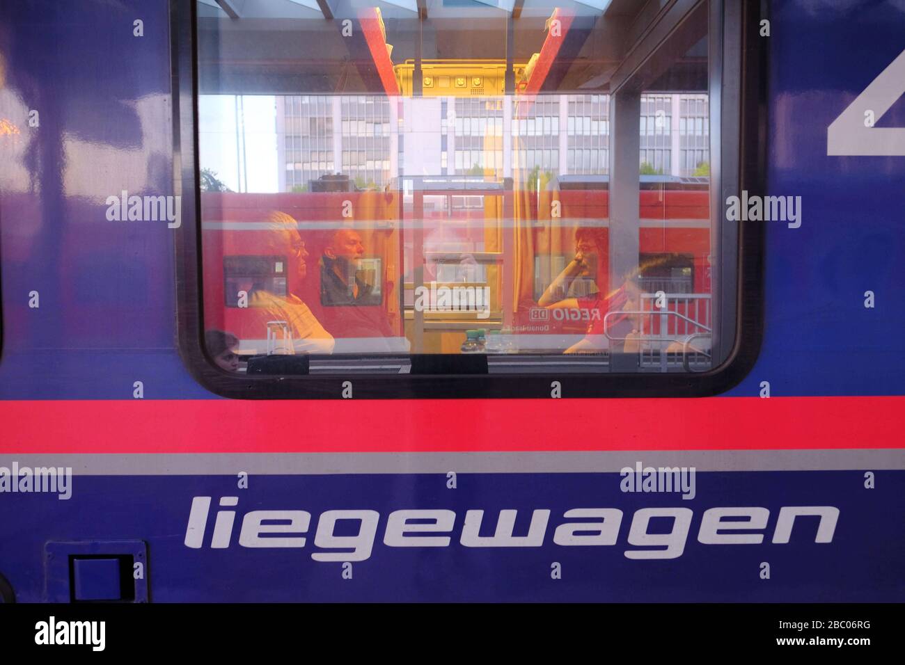 Nightjet da ÖBB: Sul treno notturno da Monaco a Roma in una cuccetta. Qui il treno è ancora a Monaco presso la Ostbahnhof. [traduzione automatica] Foto Stock